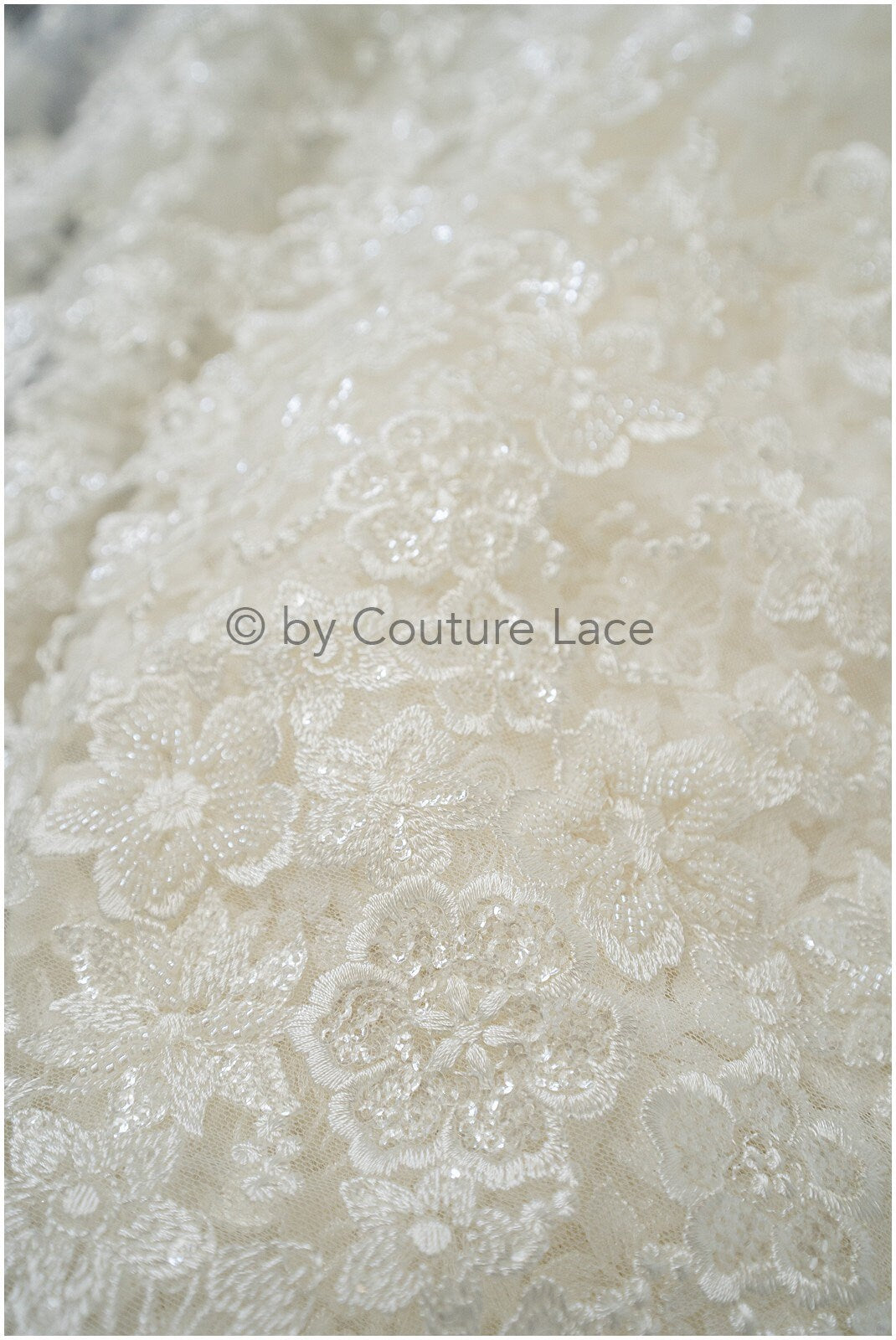Schwerer Perlen Spitzenstoff/ Brautspitze Off-White/ Hochzeitskleid Spitze mit Perlen/ Perlenblüten Stoff/ glänzende Spitze// L19-283