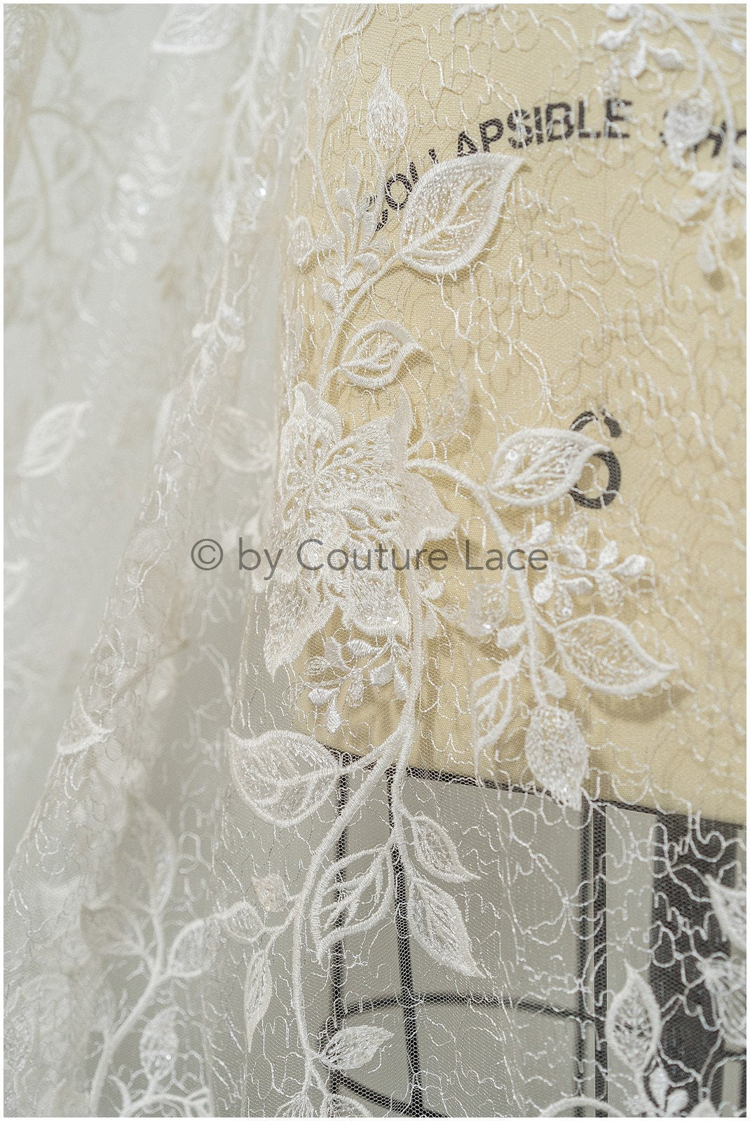 Spitzenstoff Off-White/ französischer Spitzenstoff/ florale Spitzenstickerei/ Blütenspitze mit Pailletten// L19-016