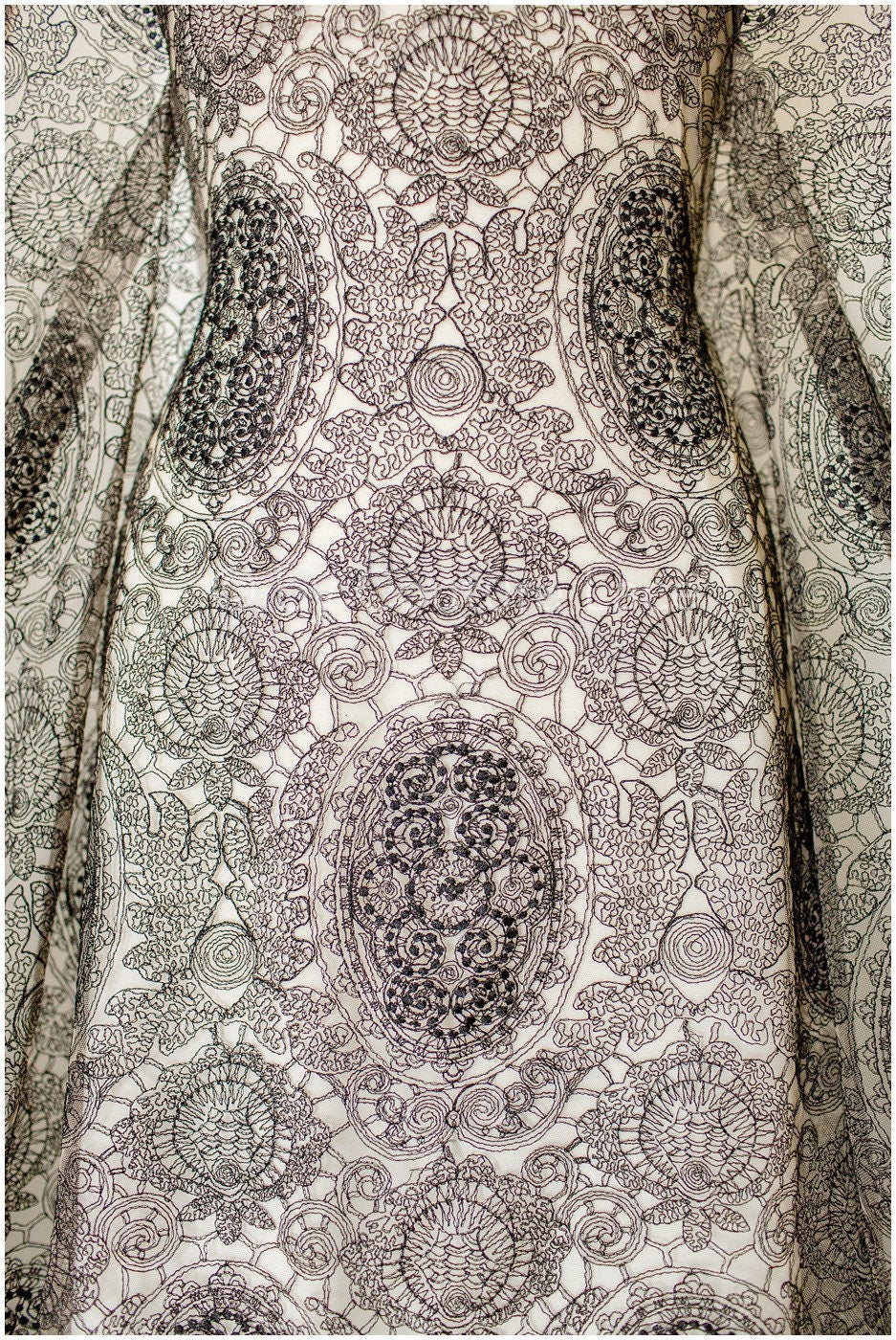 Zarte schwarze verzierte Spitze / bestickte schwarze Spitze / komplizierte Spitze / verschnörkelter Spitzenstoff / verziertes Spitzenmuster / / L19-223