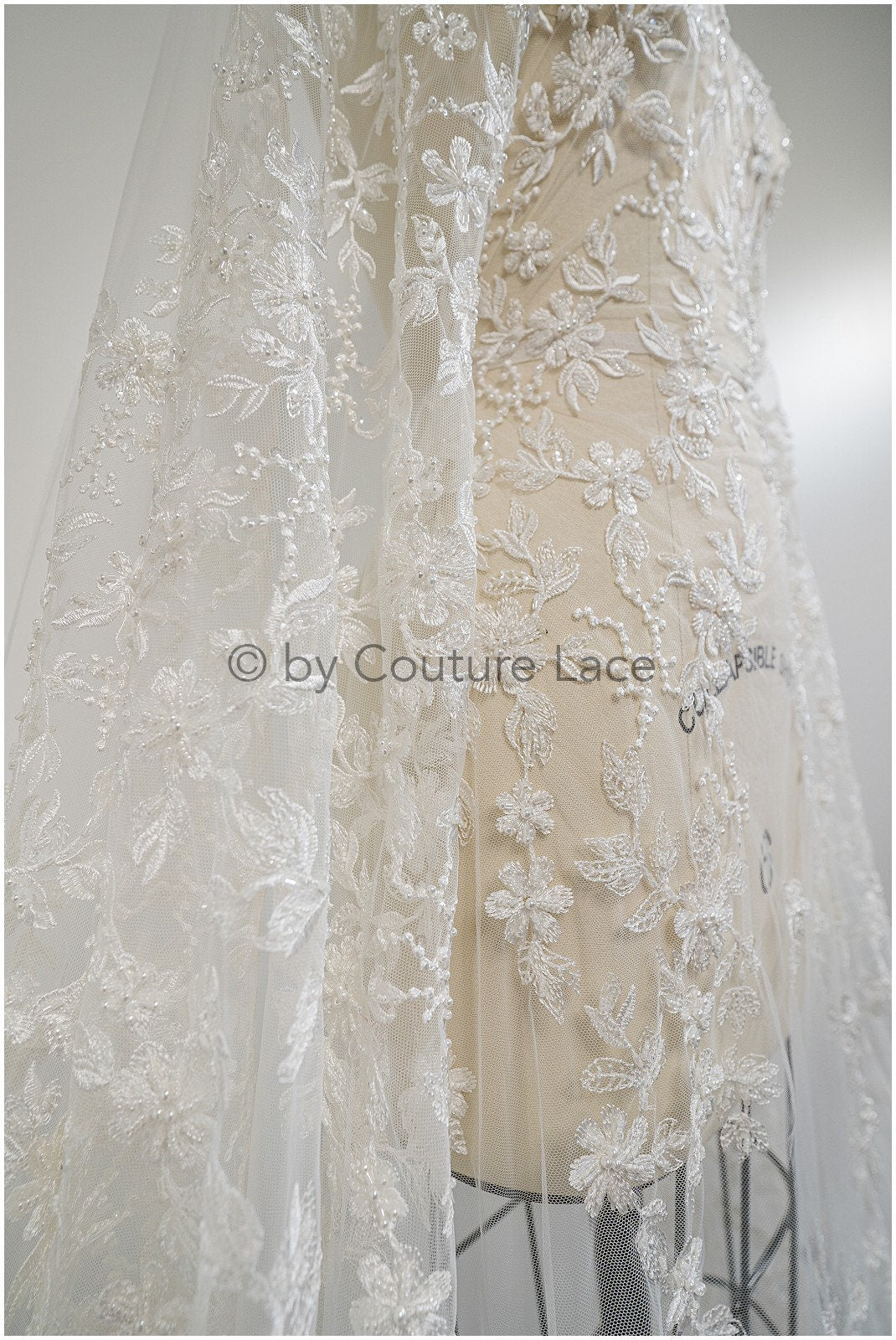 Blumen Brautspitze mit Perlen/ schwere Hochzeitsspitze Off-White/ romantischer Blumen Spitzenstoff// L20-014N
