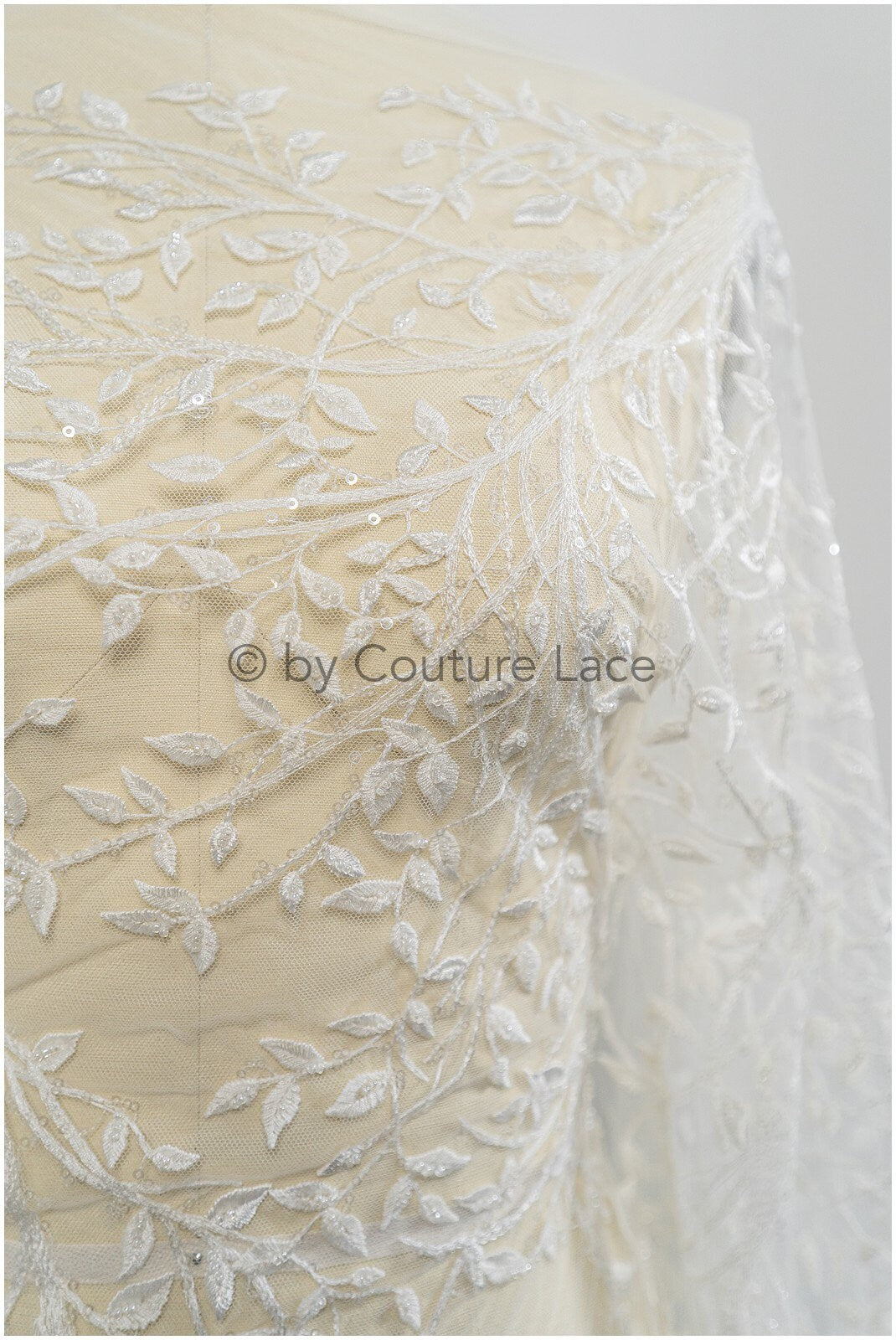 Wunderschöner Perlen Spitzenstoff mit kleinen Blättern/ Couture Spitzenstoff Off-White/ Brautspitze mit Ästen & Blättern// L20-401