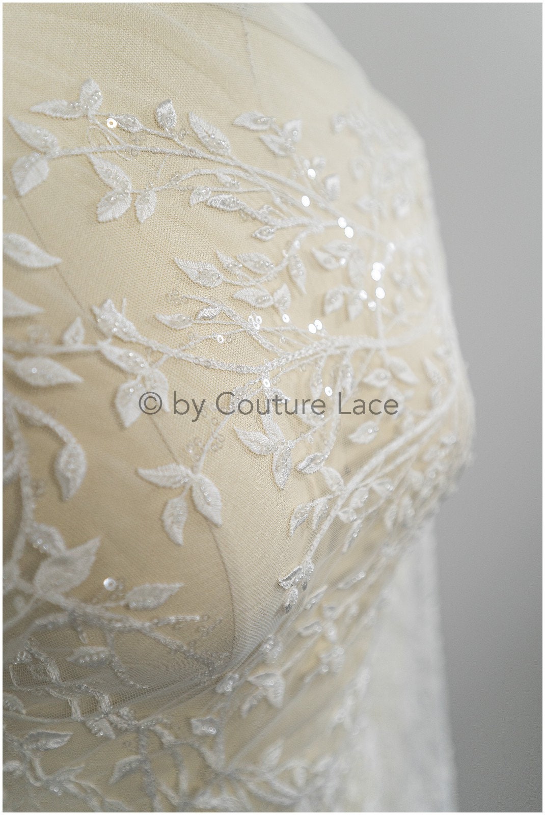 Wunderschöner Perlen Spitzenstoff mit kleinen Blättern/ Couture Spitzenstoff Off-White/ Brautspitze mit Ästen & Blättern// L20-401