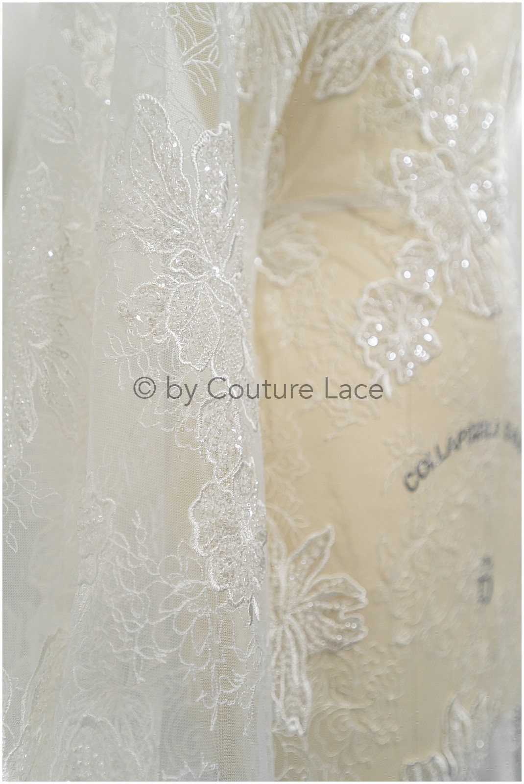 Wunderschöner Perlen Spitzenstoff Off-White/ Couture Spitzenstoff mit Perlen & Pailletten/ Brautspitze// L20-402