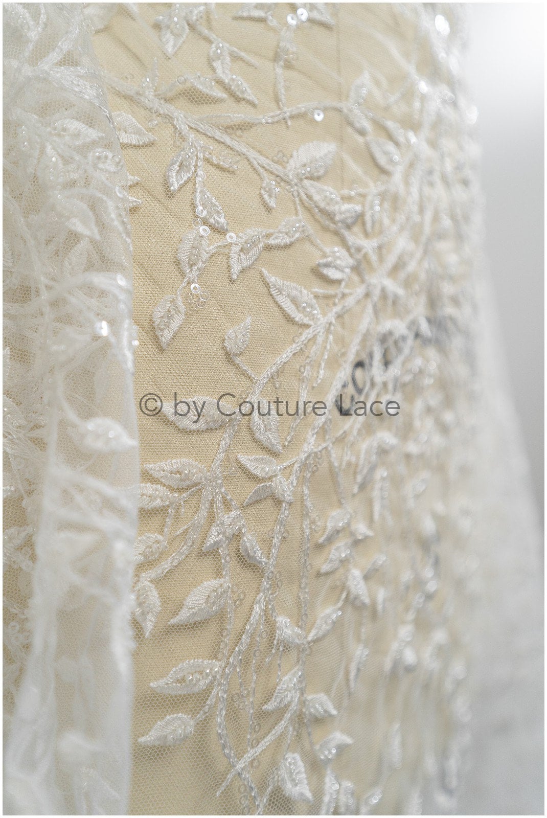 Wunderschöner Perlen Spitzenstoff mit kleinen Blättern/ Couture Spitzenstoff Off-White/ Brautspitze mit Ästen & Blättern// L20-401