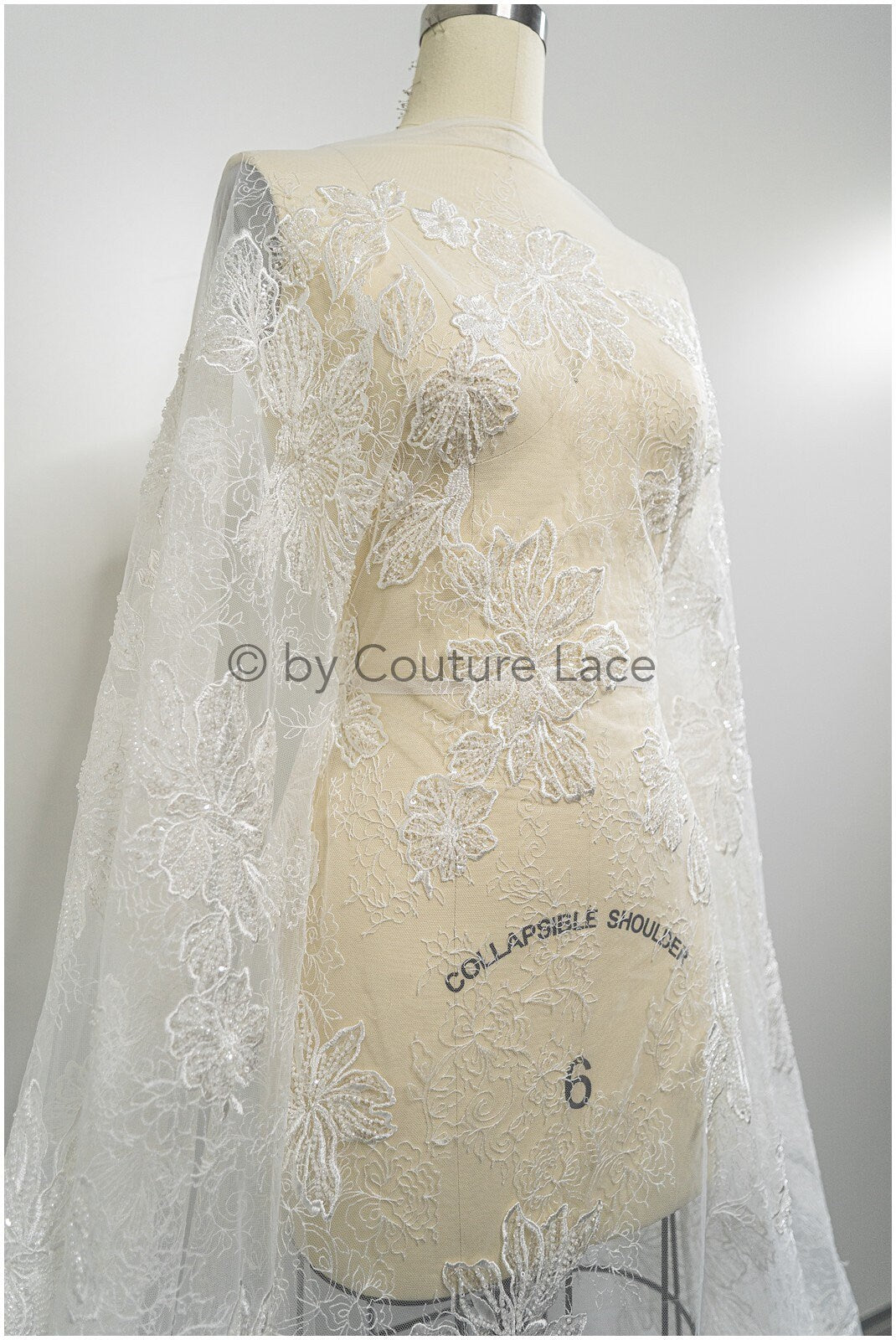 Wunderschöner Perlen Spitzenstoff Off-White/ Couture Spitzenstoff mit Perlen & Pailletten/ Brautspitze// L20-402