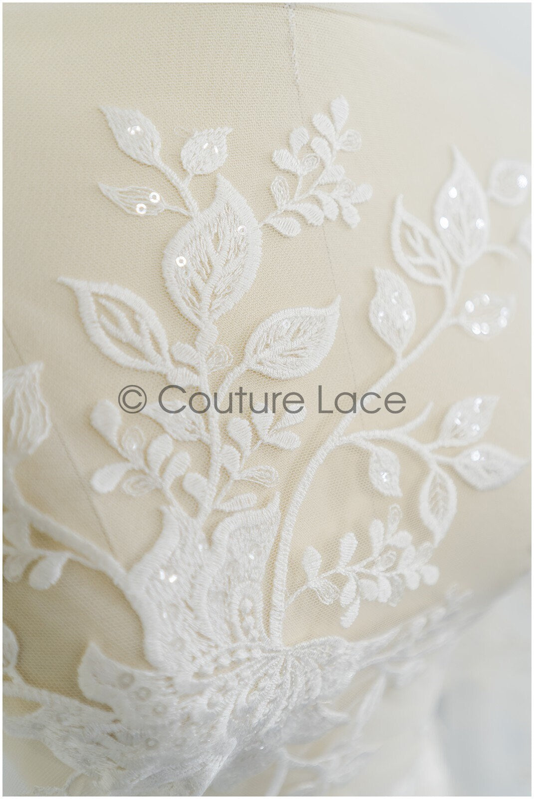 Romantischer floraler Spitzenstoff Off-White/ Braut Spitzenstoff/ florale Spitzenstickerei/ Blumenspitze mit Pailletten// L21-016NB