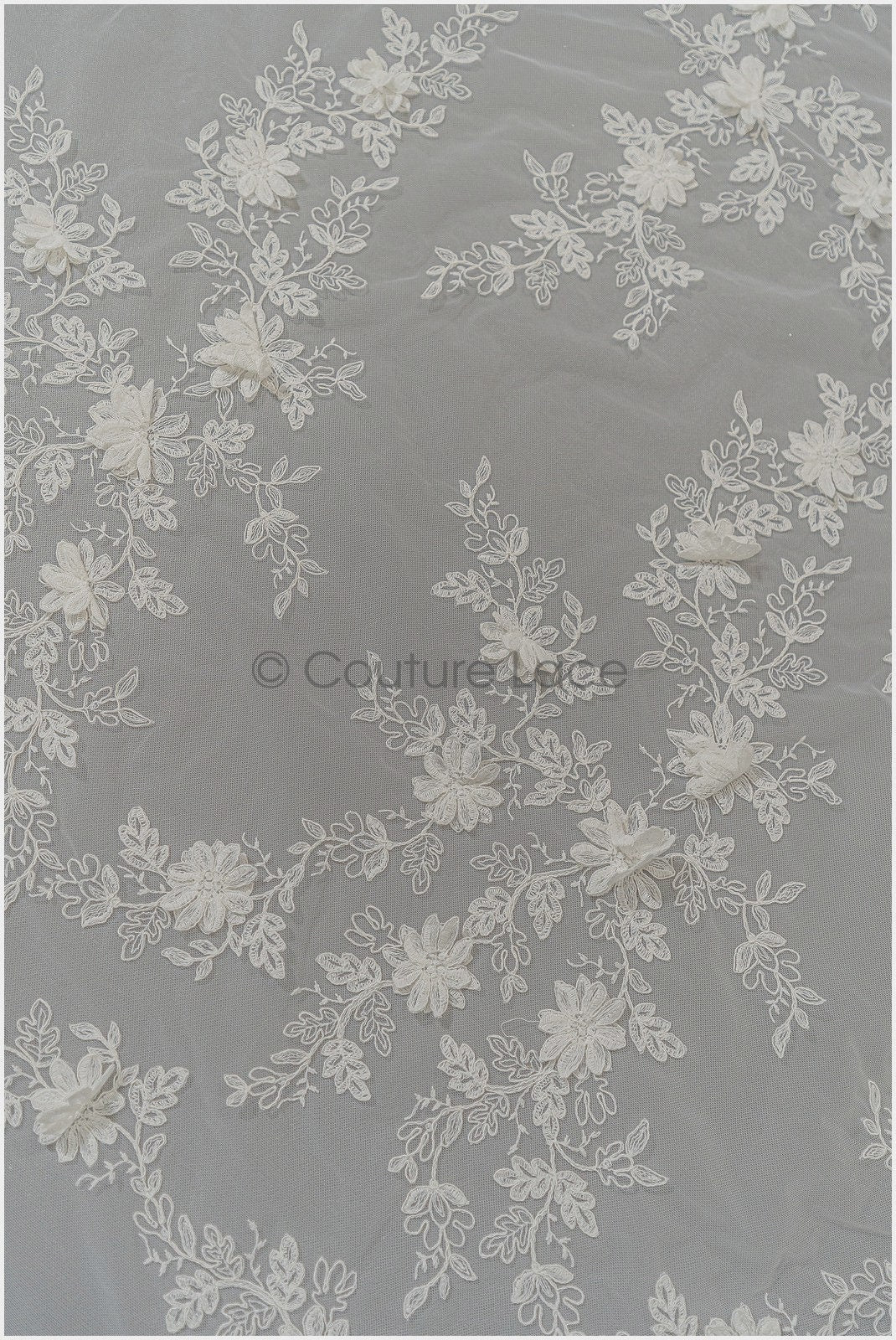 3D Blumen Spitzenstoff Off-White/ Braut Spitzenstoff/ romantischer Spitzenstoff mit 3D Blumen/ Hochzeit Spitzenstoff// L21-059