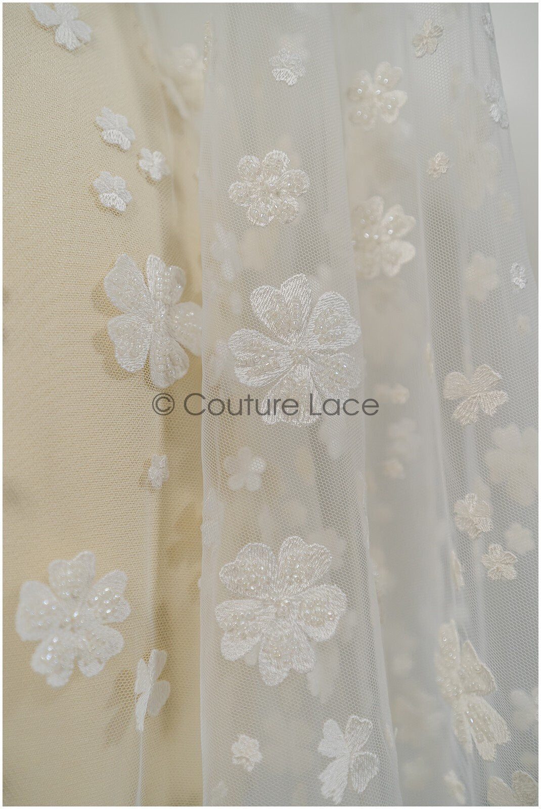 Perlen Brautspitzenstoff mit Blumen/ perlengeflochtener Spitzenstoff/ Braut Spitzenstoff mit kleinen Blumen// L21-126