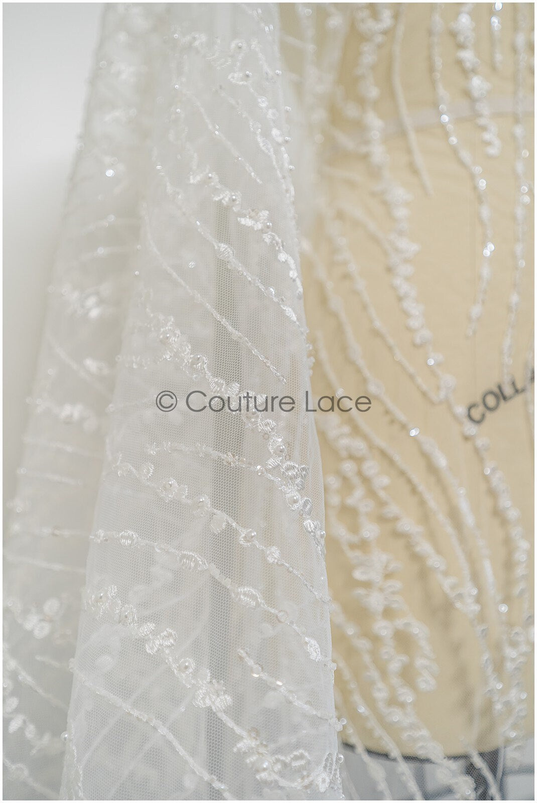 Elegante Wellen-Punkt Spitze mit Pailletten für ein glamouröses Brautkleid // L21-105B