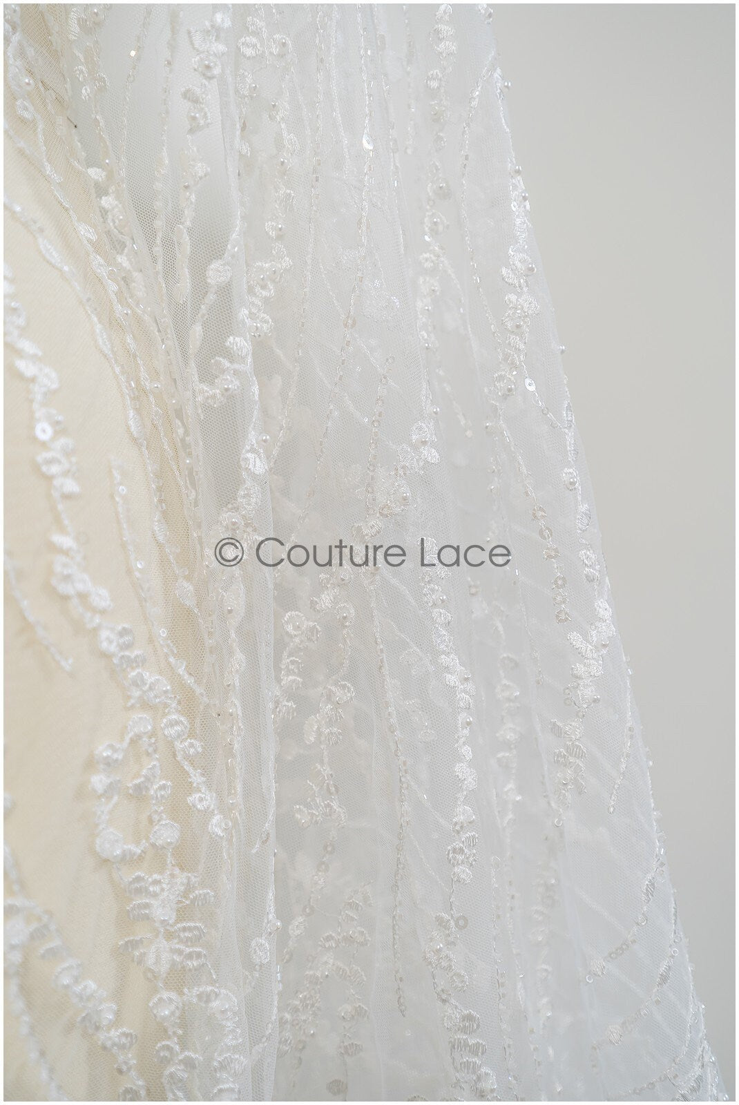 Elegante Wellen-Punkt Spitze mit Pailletten für ein glamouröses Brautkleid // L21-105B
