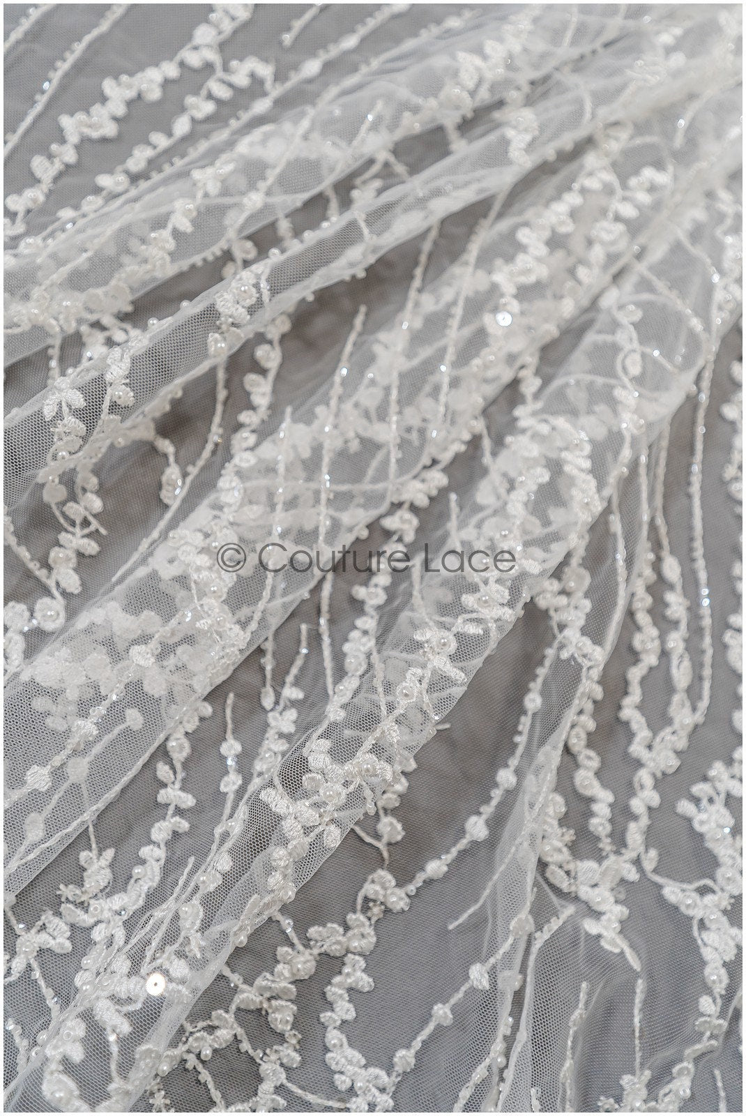 Elegante Wellen-Punkt Spitze mit Pailletten für ein glamouröses Brautkleid // L21-105B
