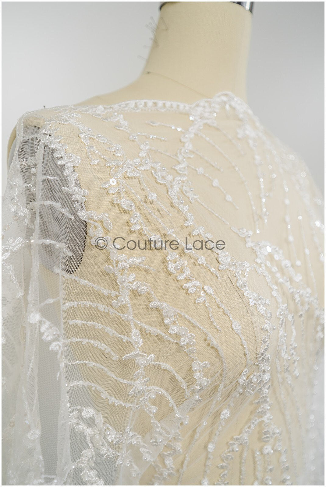 Elegante Wellen-Punkt Spitze mit Pailletten für ein glamouröses Brautkleid // L21-105B