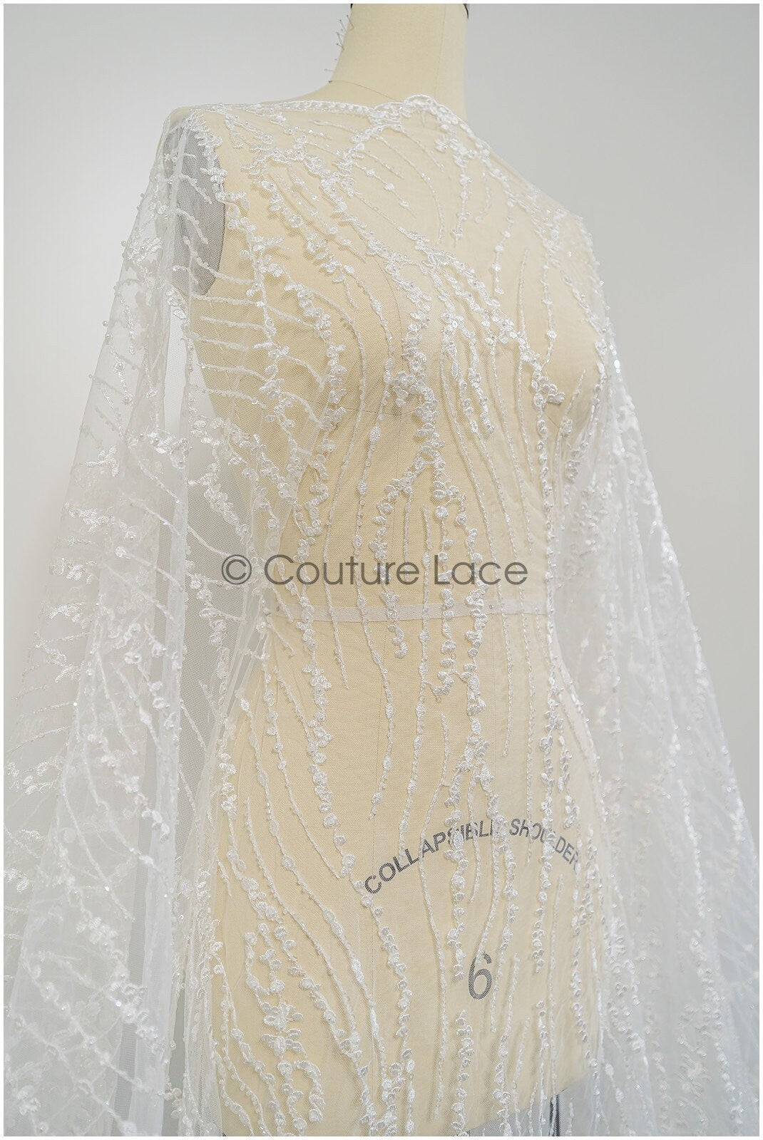 Elegante Wellen-Punkt Spitze mit Pailletten für ein glamouröses Brautkleid // L21-105B
