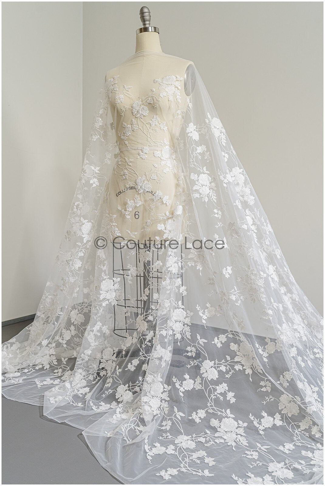 Romantischer floraler Spitzenstoff Off-White/ bestickter Braut Spitzenstoff/ Spitzenstoff mit Blumen & Pailletten// L22-304