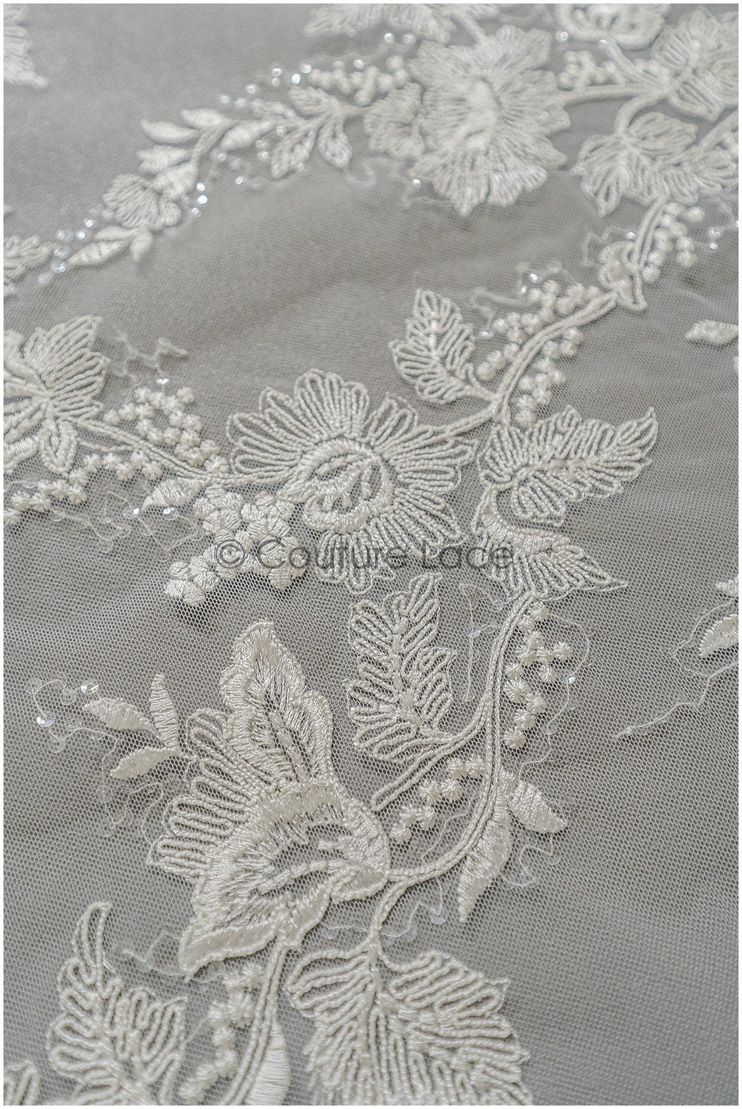 Romantischer floraler Spitzenstoff Off-White/ hochwertiger bestickter Braut Spitzenstoff/ Brautspitze Stoff// L22-295B