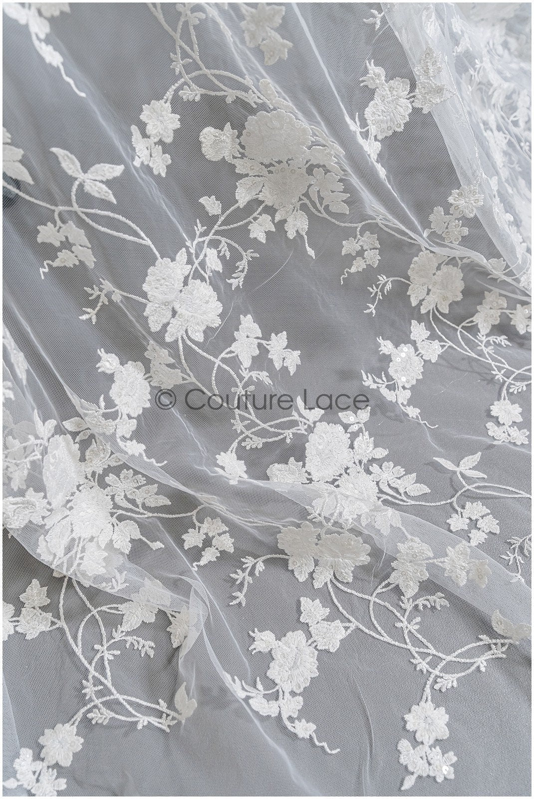 Romantischer floraler Spitzenstoff Off-White/ bestickter Braut Spitzenstoff/ Spitzenstoff mit Blumen & Pailletten// L22-304