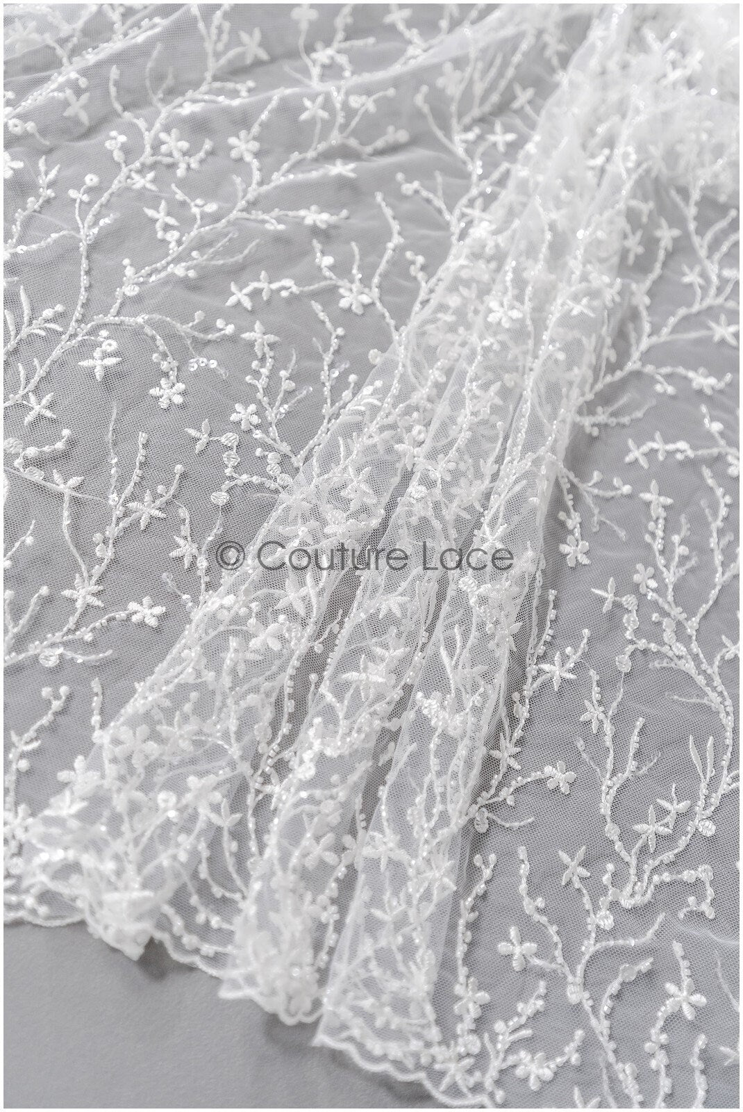 Wunderschöner Perlen Spitzenstoff mit kleinen Blättern/ Couture Spitzenstoff mit Perlen & Pailletten/ Brautspitze Off-White// L22-174B