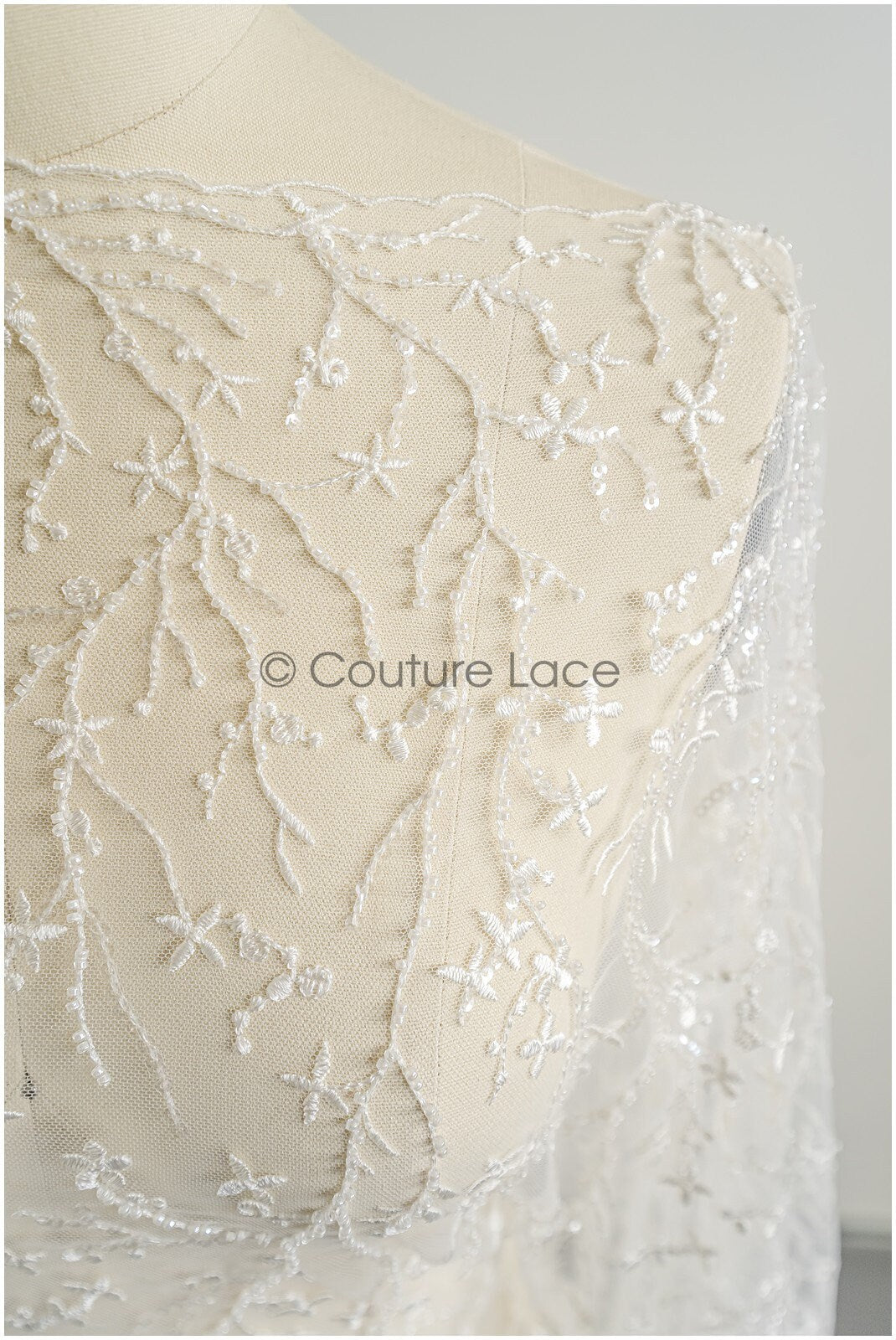 Wunderschöner Perlen Spitzenstoff mit kleinen Blättern/ Couture Spitzenstoff mit Perlen & Pailletten/ Brautspitze Off-White// L22-174B