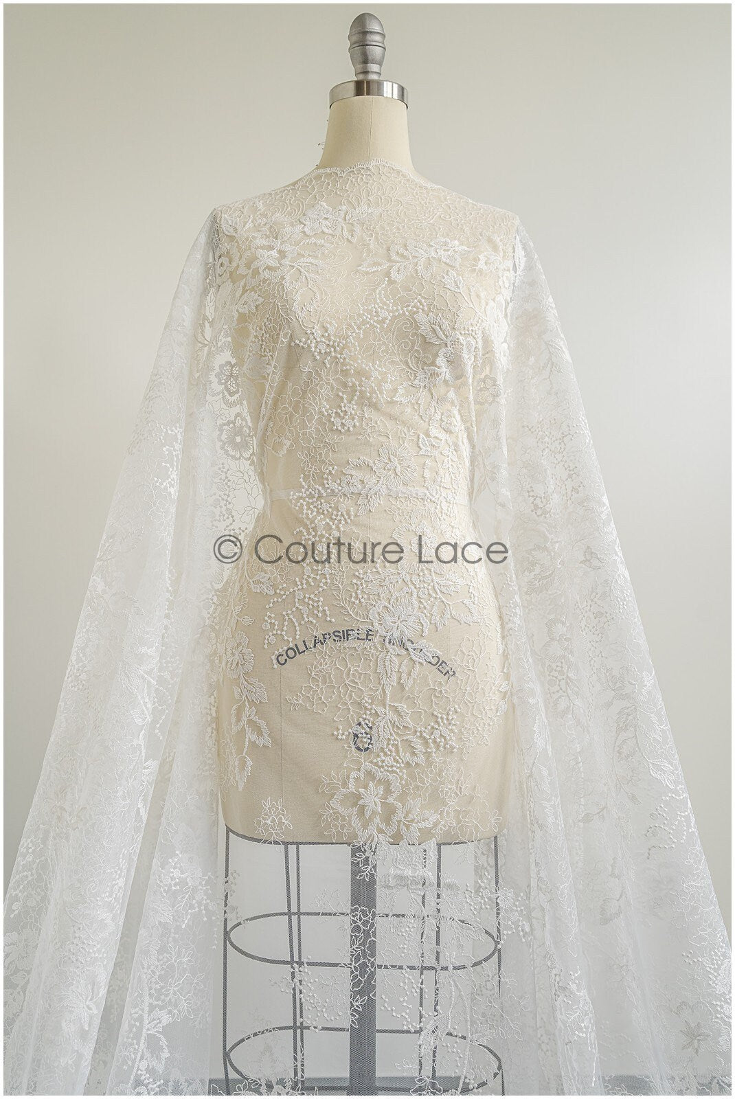 Romantischer Braut Spitzenstoff mit Blumenmuster/ florale Couture Spitze/ bestickte Brautspitze// L22-433