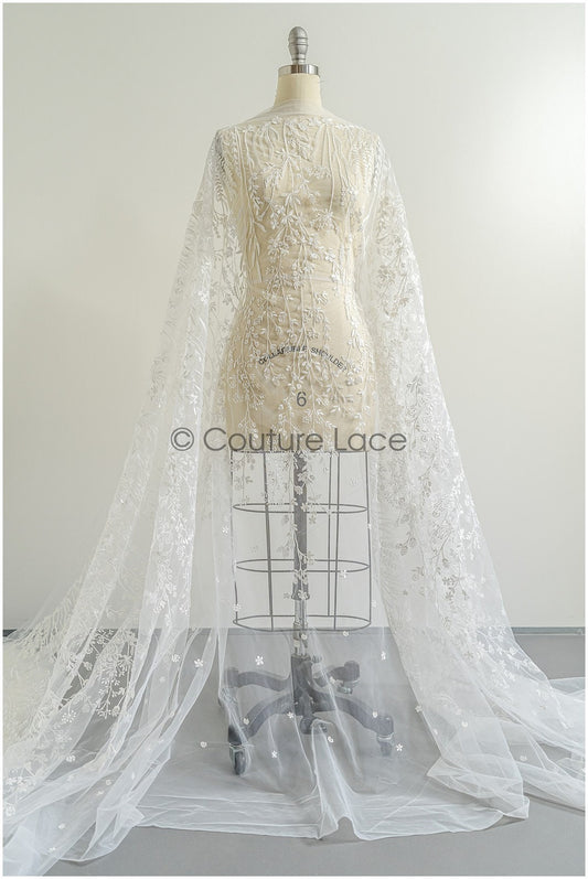 Tela de encaje de flores silvestres en color off-white / Encaje nupcial de alta costura con perlas / Encaje para novia con ramas y hojas // L22-436