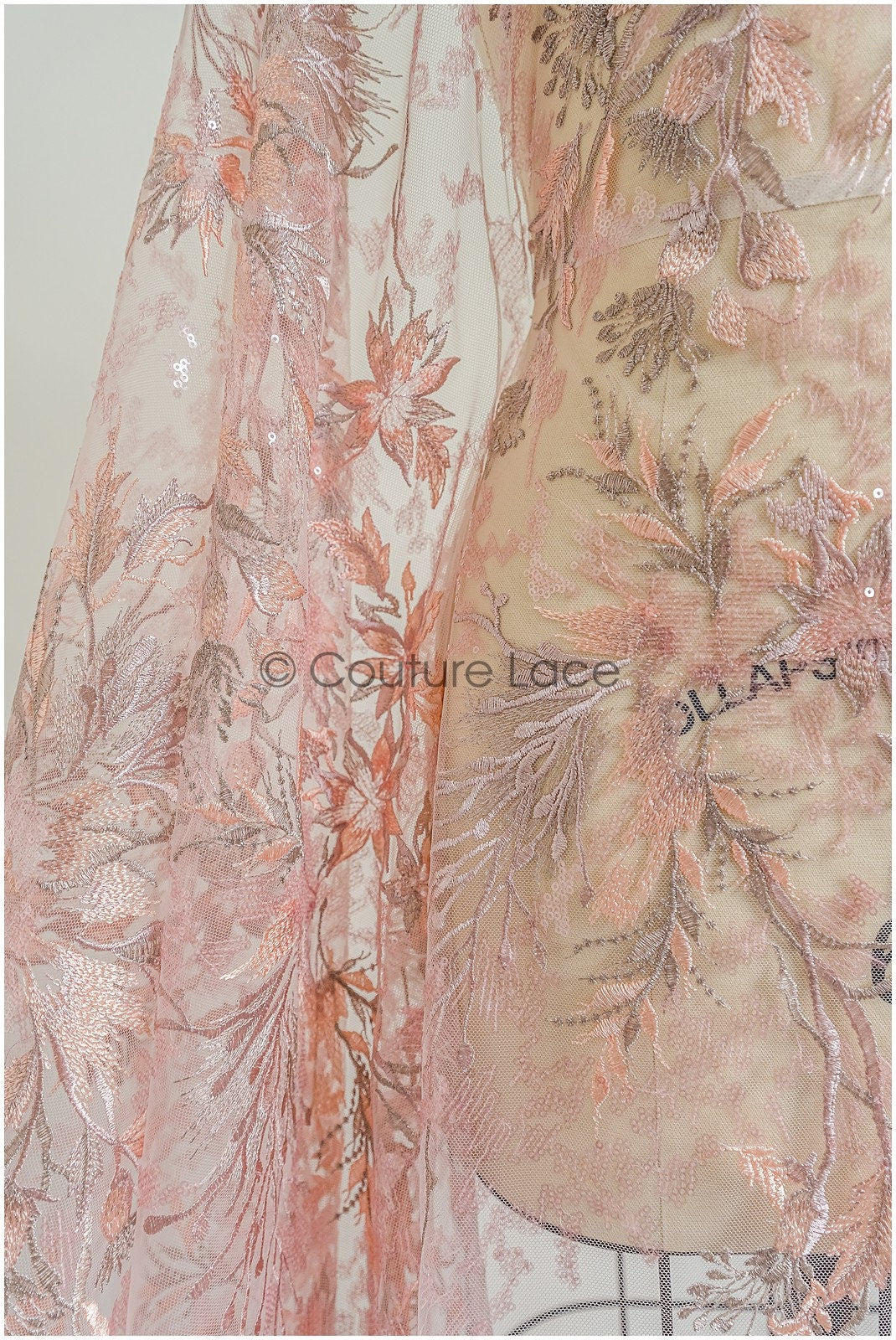 romantischer rosa-rosa Spitzenstoff mit floralem Muster/ floraler Couture Spitzenstoff/ lachsfarbener bestickter Spitzenstoff// L22-443
