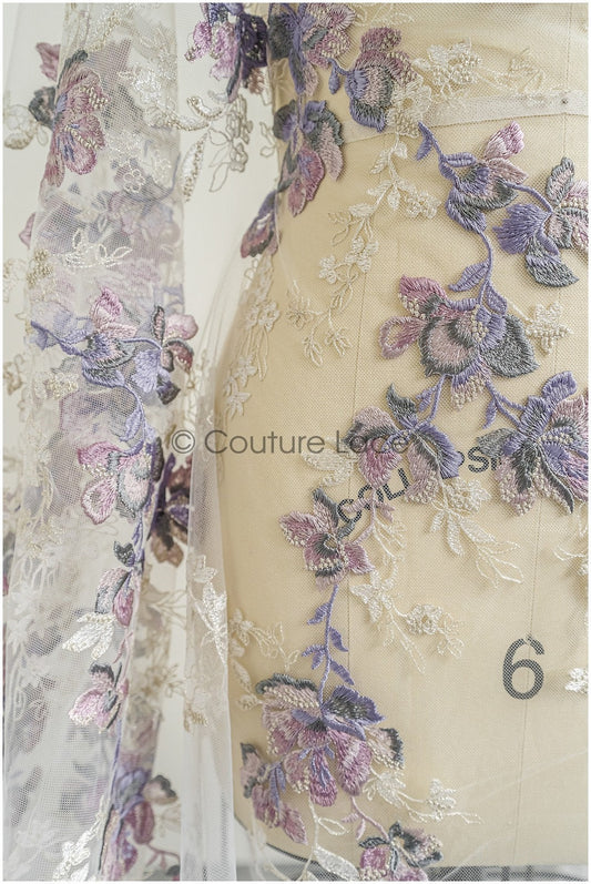 romantischer violett blauer Spitzenstoff mit floralem Muster/ floraler Couture Spitzenstoff/ lila bestickter Spitzenstoff// L22-440