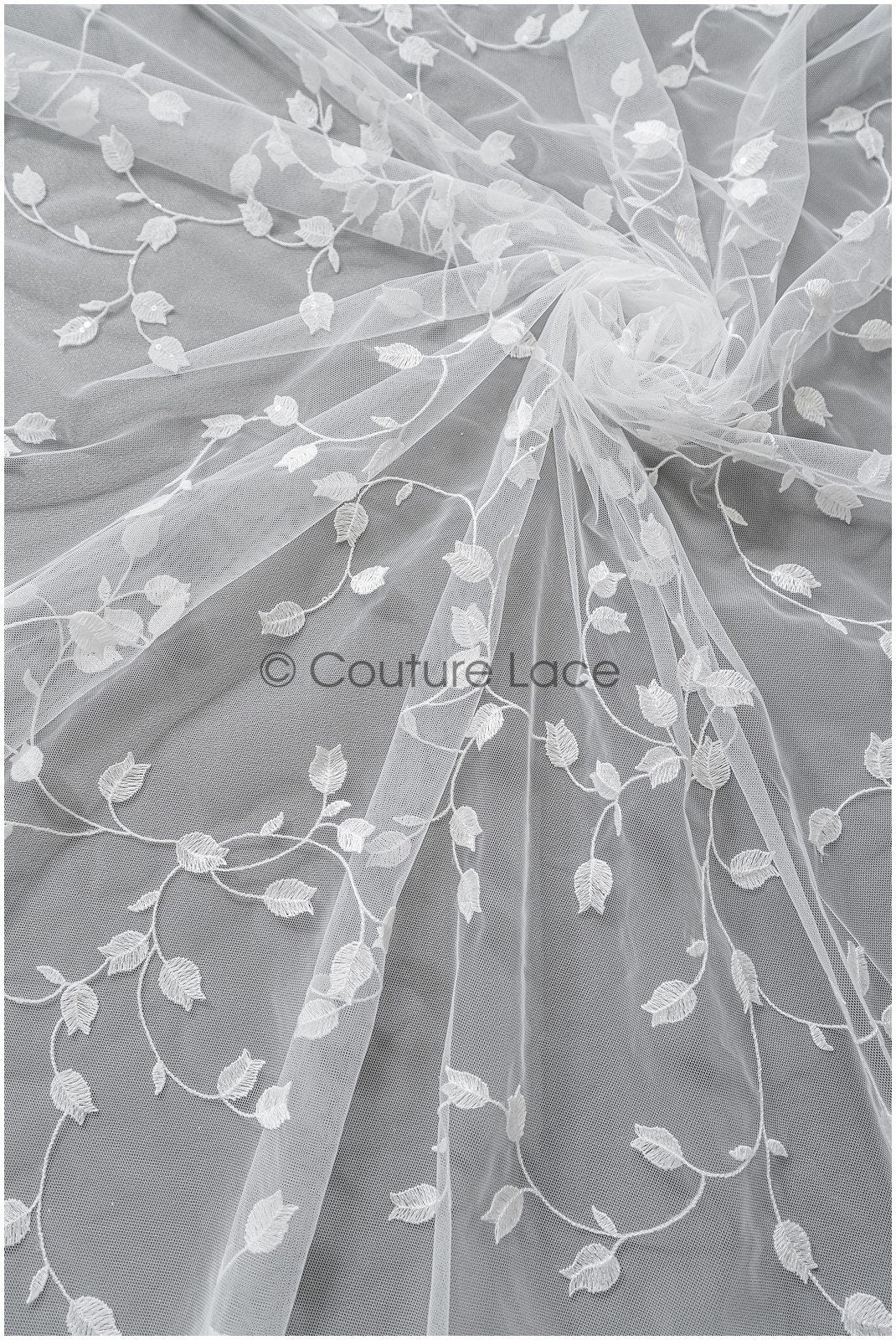 Maiglöckchen Spitzenstoff mit Pailletten/ Couture Spitzenstoff Off-White/ zarte florale Spitze// L22-456