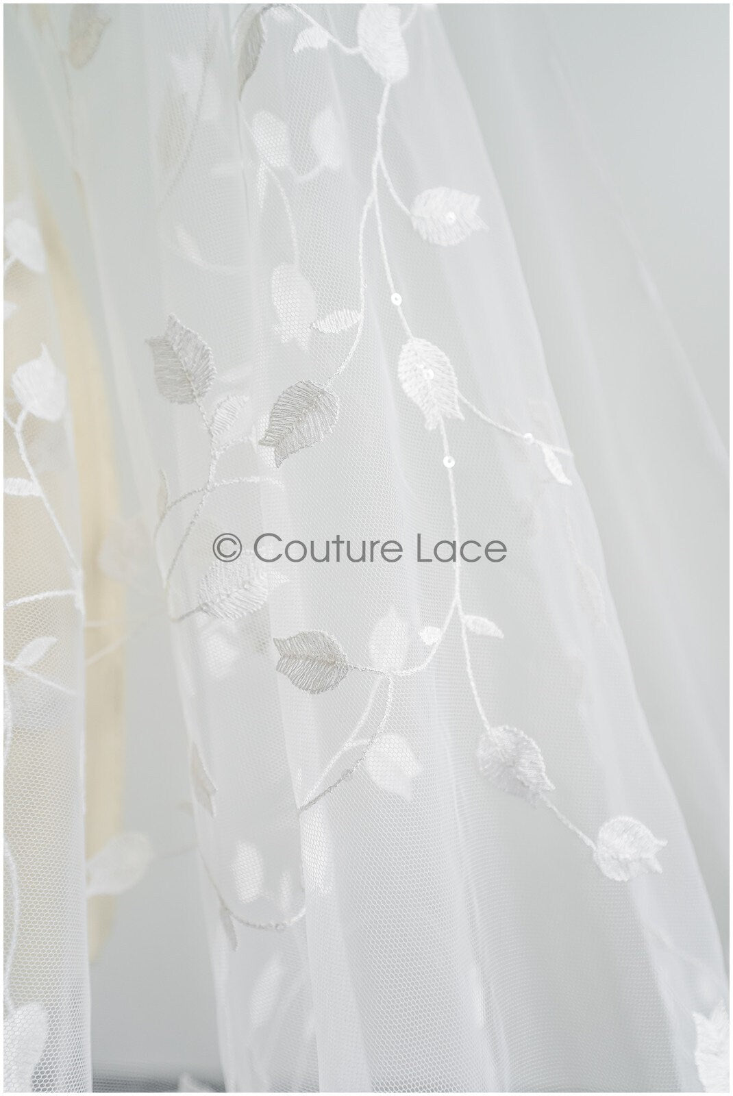 Maiglöckchen Spitzenstoff mit Pailletten/ Couture Spitzenstoff Off-White/ zarte florale Spitze// L22-456