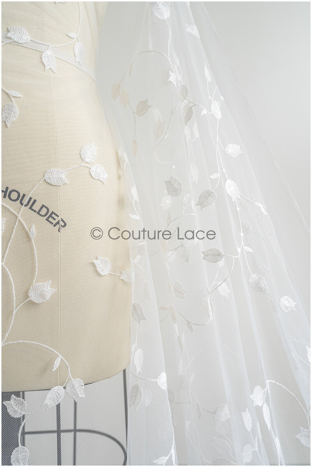 Maiglöckchen Spitzenstoff mit Pailletten/ Couture Spitzenstoff Off-White/ zarte florale Spitze// L22-456