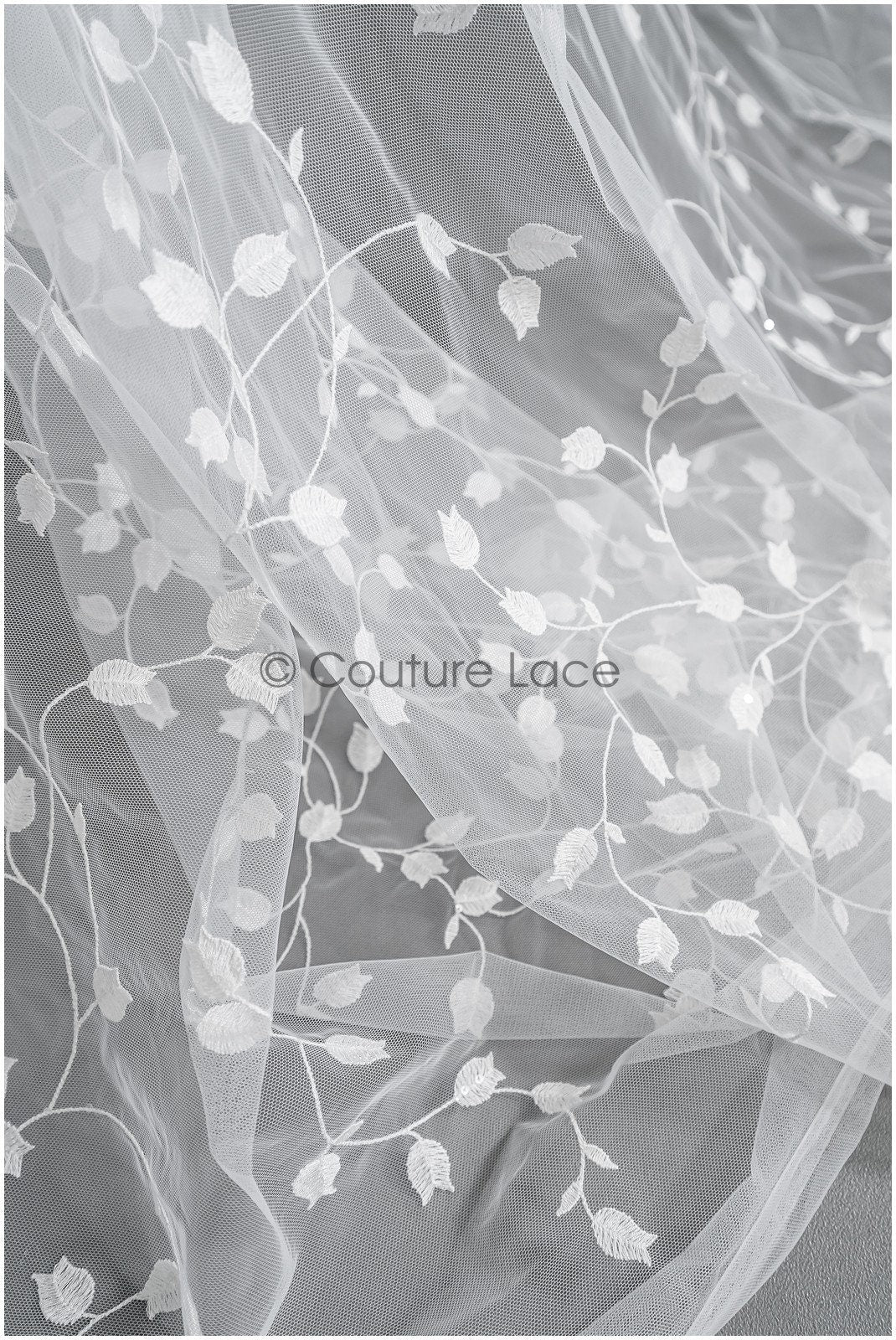 Maiglöckchen Spitzenstoff mit Pailletten/ Couture Spitzenstoff Off-White/ zarte florale Spitze// L22-456