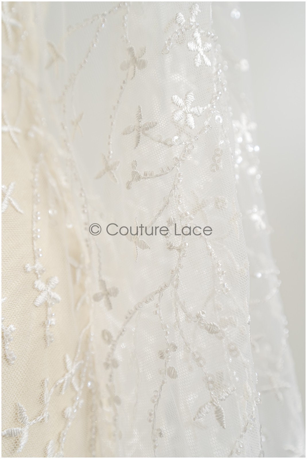 Wunderschöner Perlen Spitzenstoff mit kleinen Blättern/ Couture Spitzenstoff mit Perlen & Pailletten/ Brautspitze Off-White// L22-174B