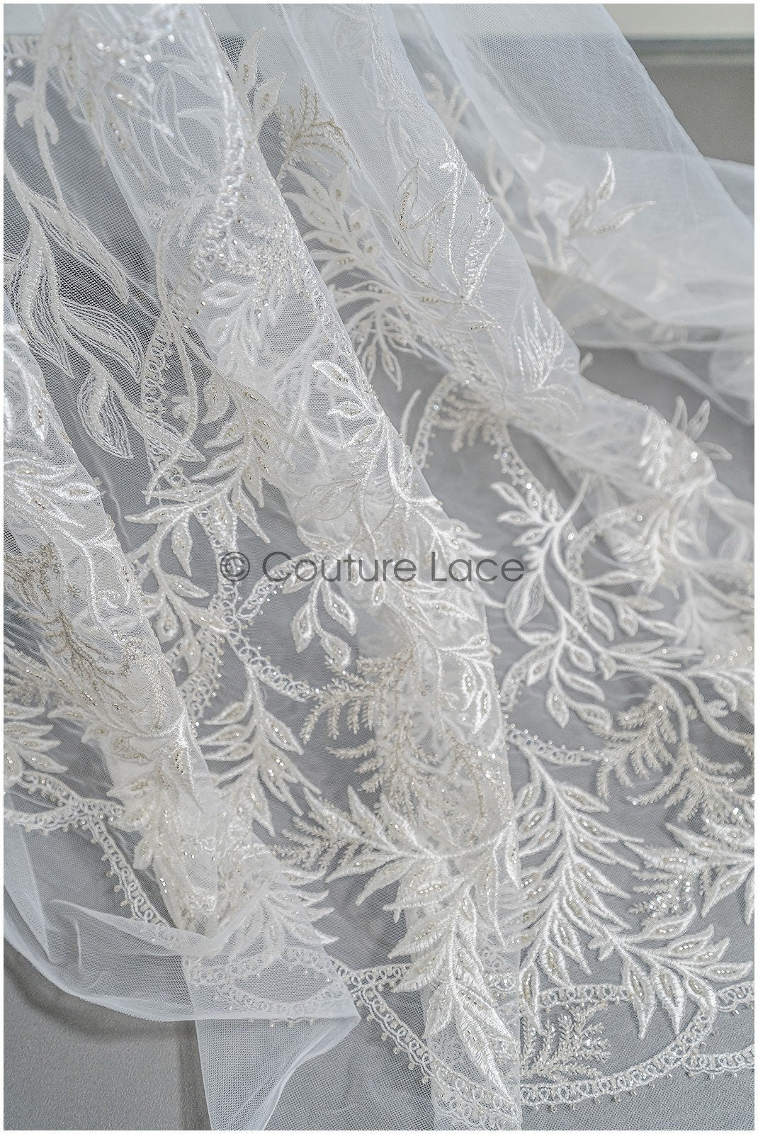 Wunderschöner Perlen Spitzenstoff Off-White Silber/ Couture Spitzenstoff mit Perlen & Pailletten/ Brautspitze mit Ästen & Blättern// L22-422SI