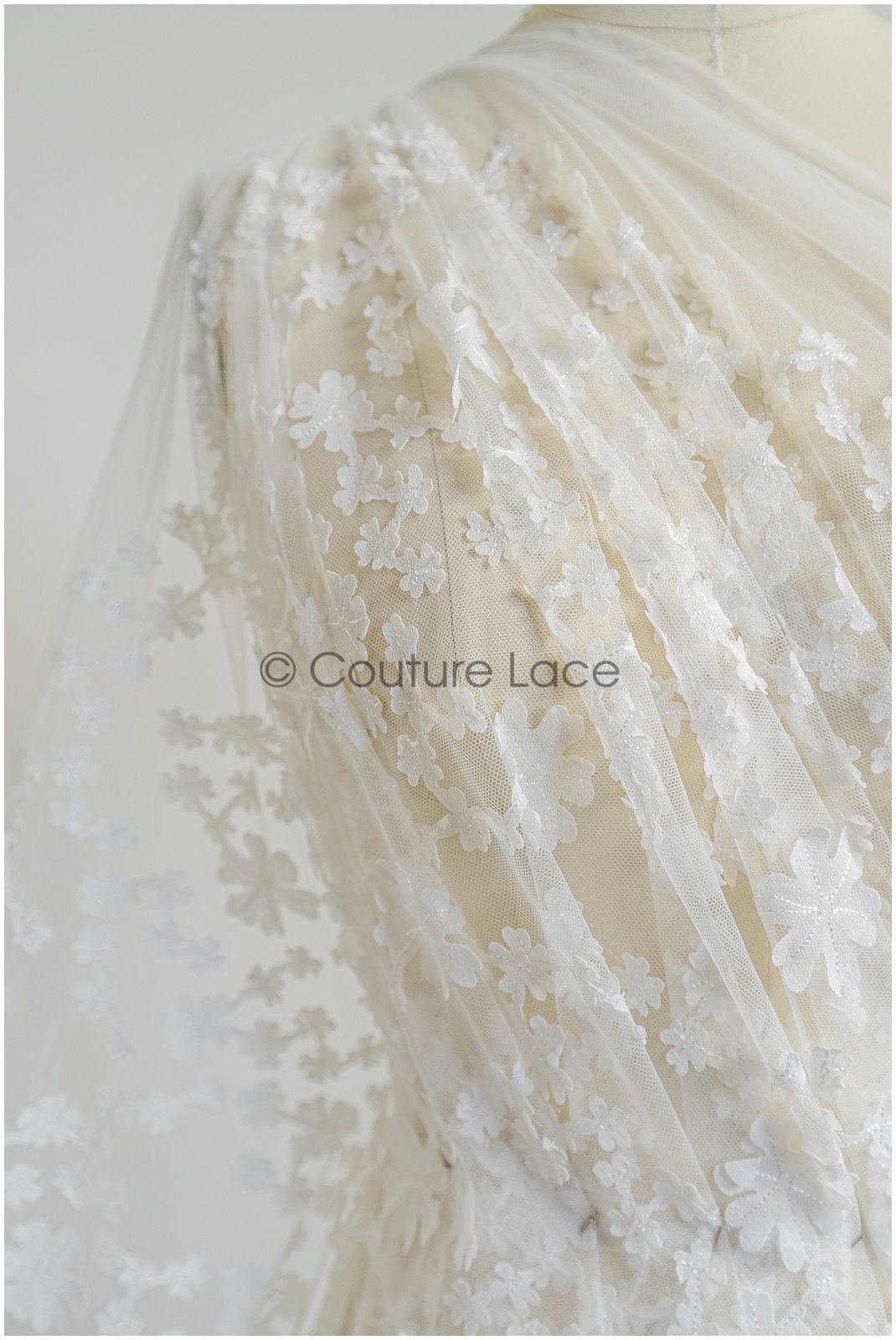 3D Blumen Spitzenstoff Off-White/ französische Spitze/ Couture Spitze/ Brautspitze mit Blumen// L22-424T