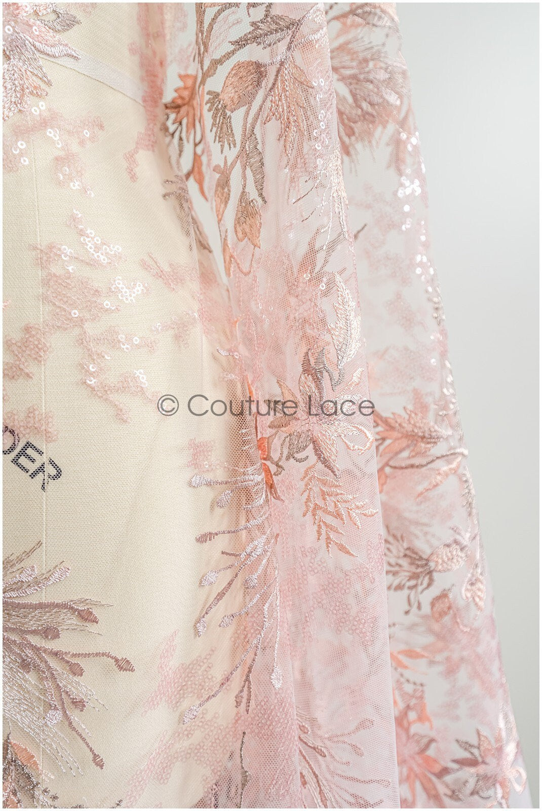 romantischer rosa-rosa Spitzenstoff mit floralem Muster/ floraler Couture Spitzenstoff/ lachsfarbener bestickter Spitzenstoff// L22-443