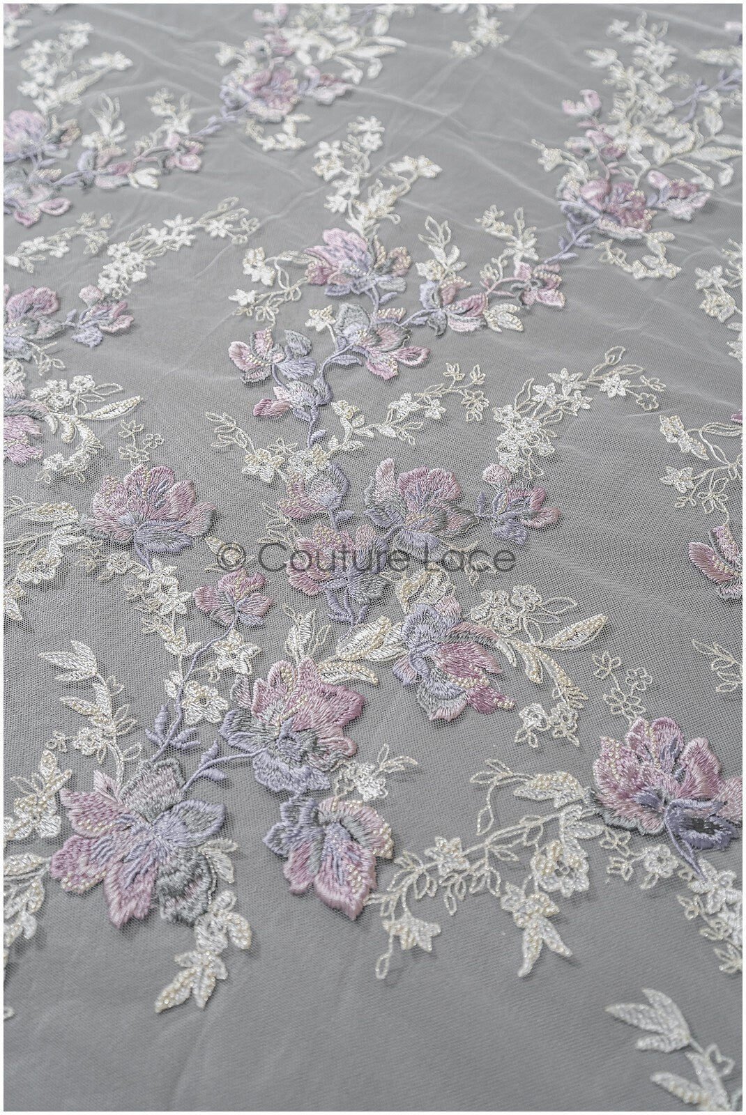 romantischer violett blauer Spitzenstoff mit floralem Muster/ floraler Couture Spitzenstoff/ lila bestickter Spitzenstoff// L22-440