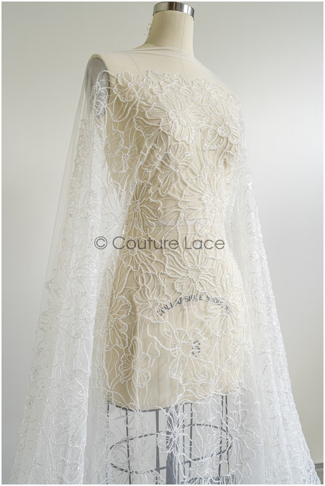 Perlen Spitzenstoff Off-White/ Couture Spitzenstoff mit Perlen & Pailletten/ Brautspitze mit Blumen// L22-454