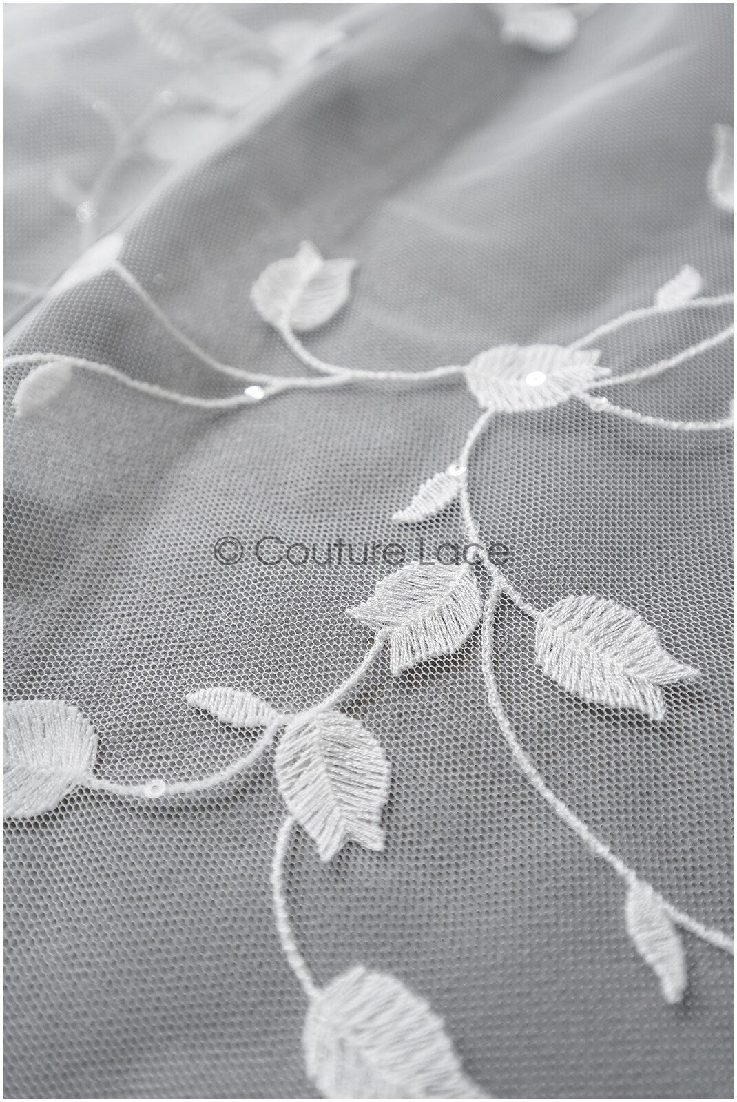 Maiglöckchen Spitzenstoff mit Pailletten/ Couture Spitzenstoff Off-White/ zarte florale Spitze// L22-456