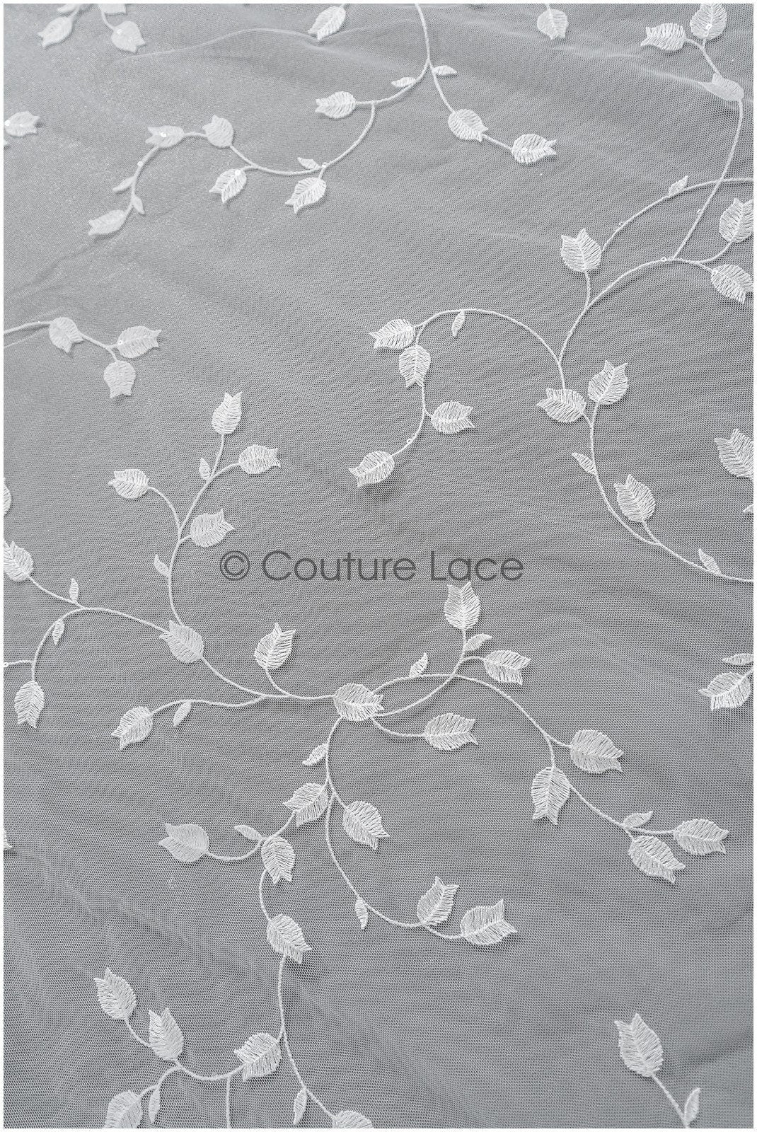 Maiglöckchen Spitzenstoff mit Pailletten/ Couture Spitzenstoff Off-White/ zarte florale Spitze// L22-456