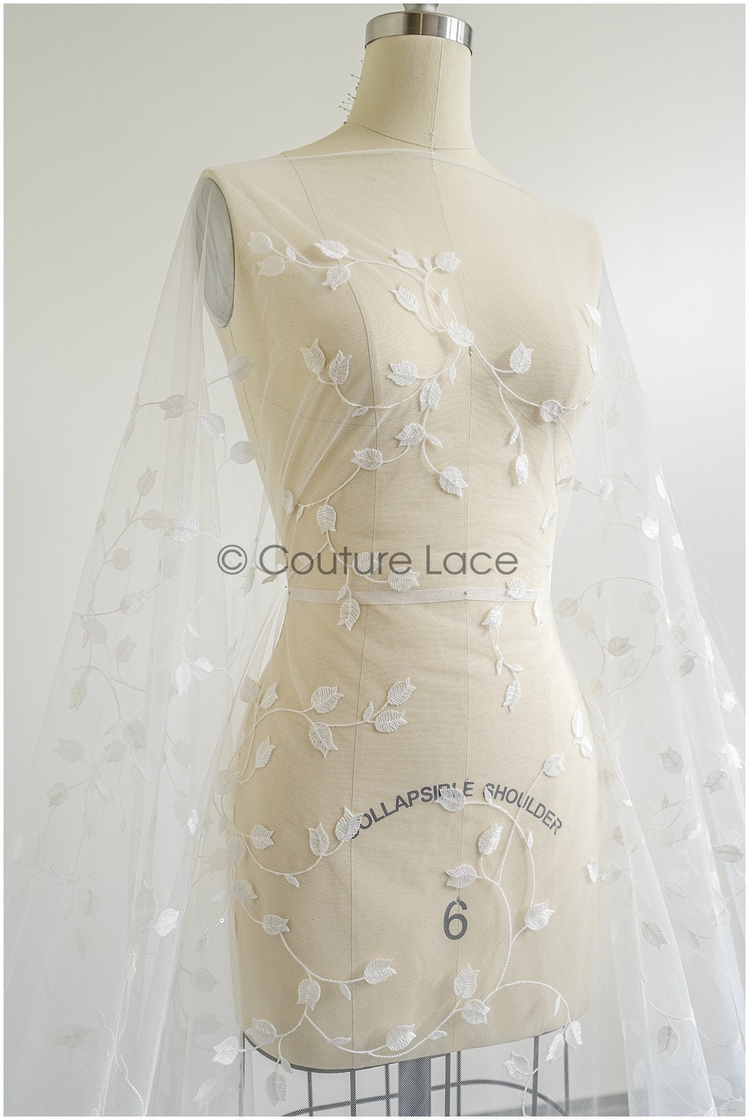 Maiglöckchen Spitzenstoff mit Pailletten/ Couture Spitzenstoff Off-White/ zarte florale Spitze// L22-456