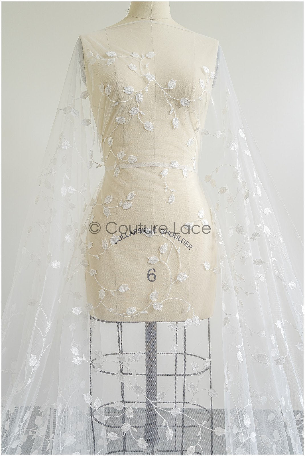 Maiglöckchen Spitzenstoff mit Pailletten/ Couture Spitzenstoff Off-White/ zarte florale Spitze// L22-456