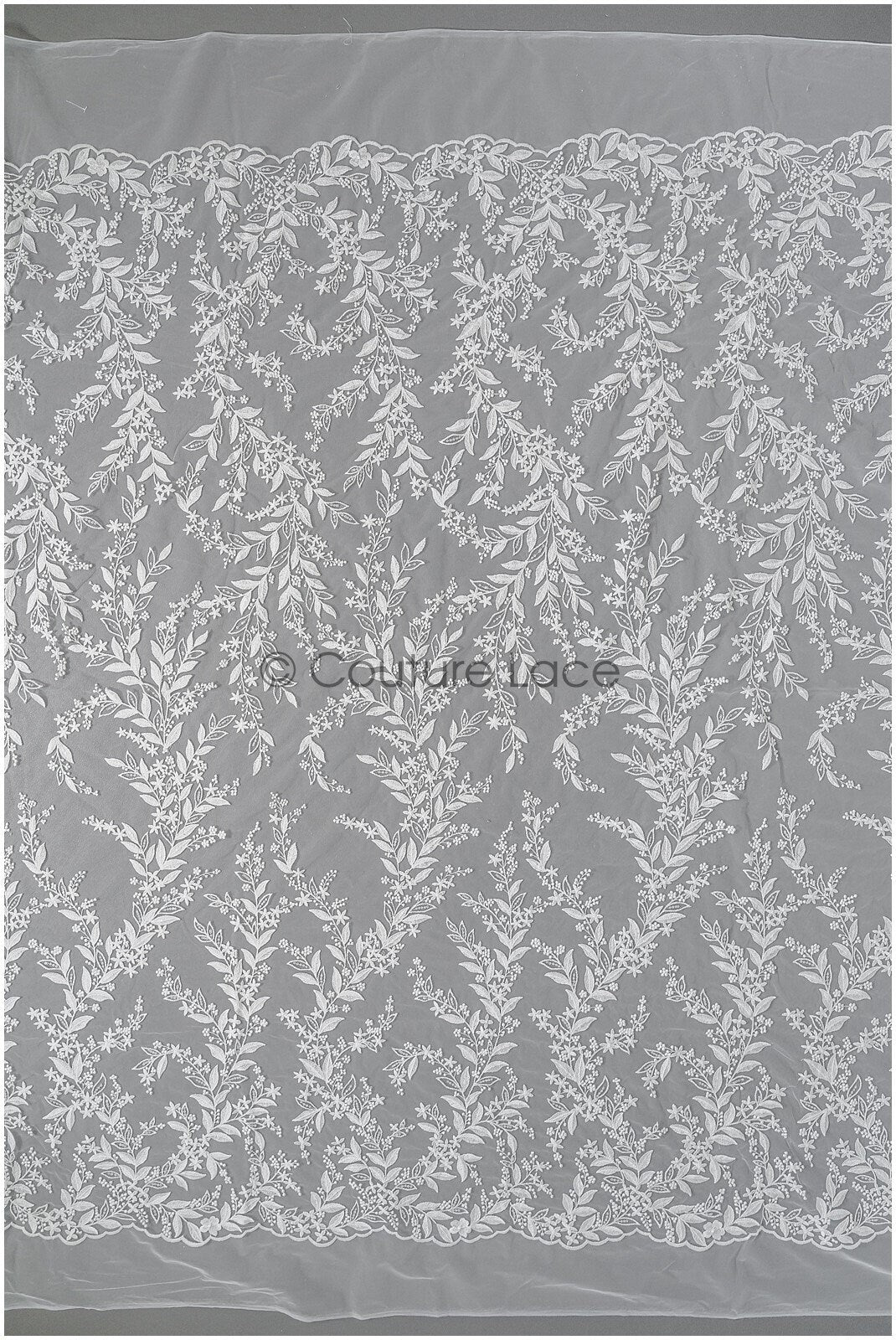 Romantischer Blumen Spitzenstoff mit Pailletten/ floraler Couture Spitzenstoff Off-White/ zarter floraler Spitzenstoff// L22-458