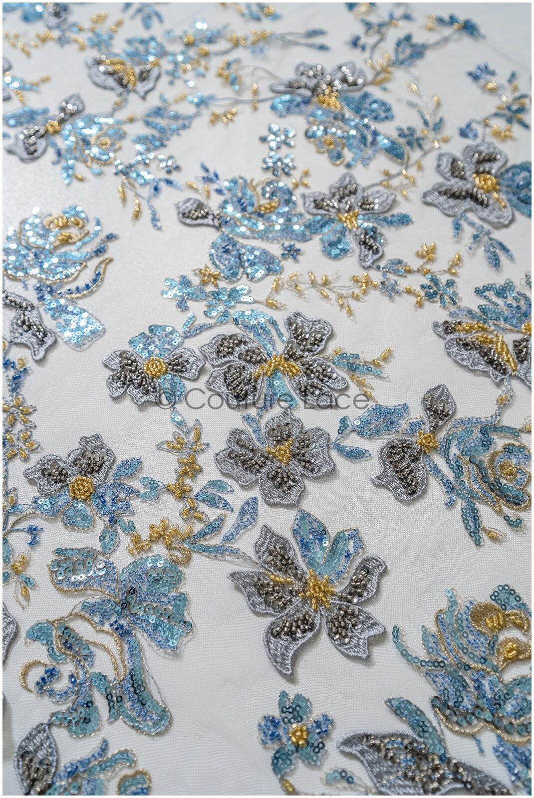 Wunderschöner blau gelber Spitzenstoff mit Blumen, Couture Spitzenstoff mit Perlen und Pailletten, blau goldfarbener Spitzenstoff// L22-483