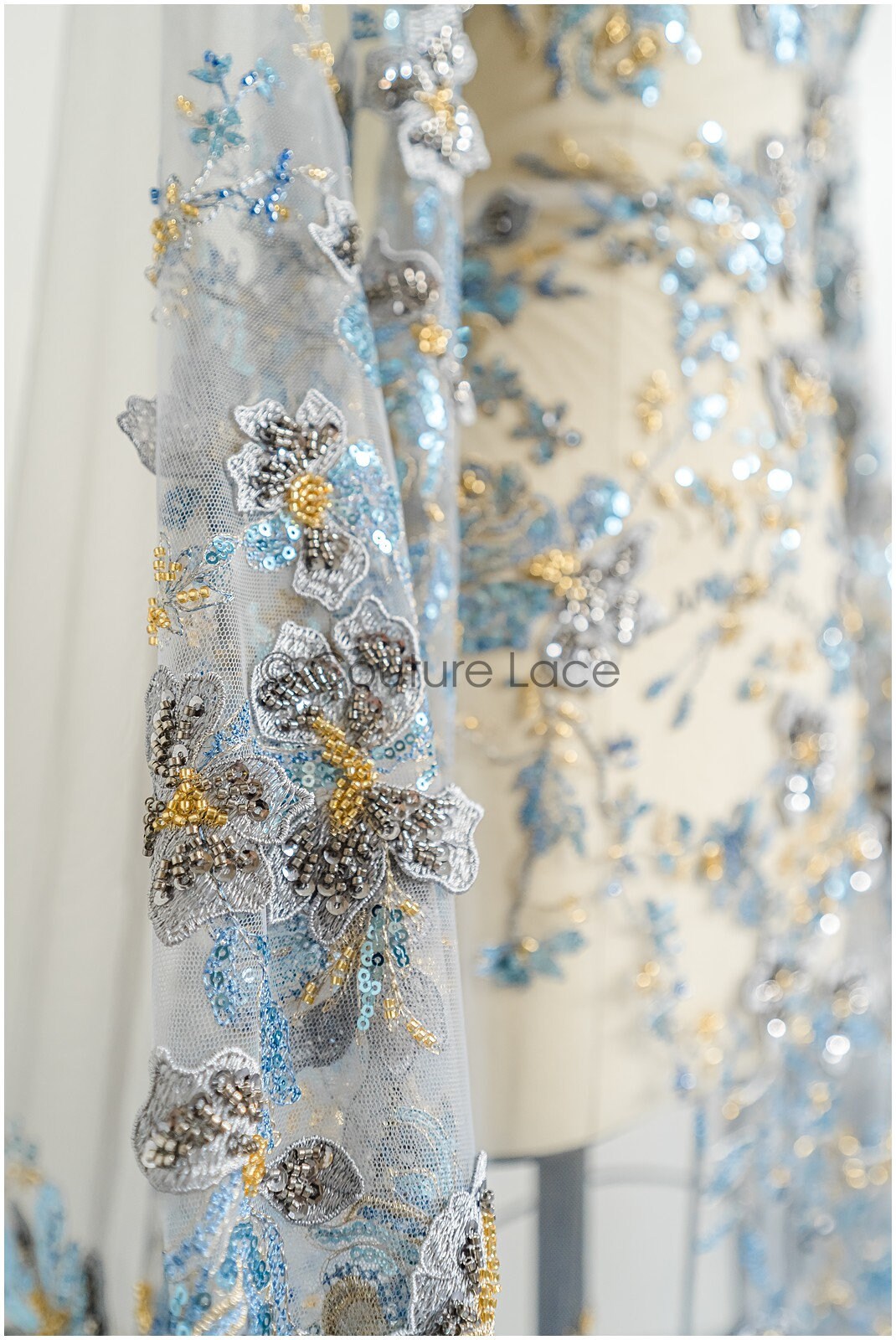 Wunderschöner blau gelber Spitzenstoff mit Blumen, Couture Spitzenstoff mit Perlen und Pailletten, blau goldfarbener Spitzenstoff// L22-483