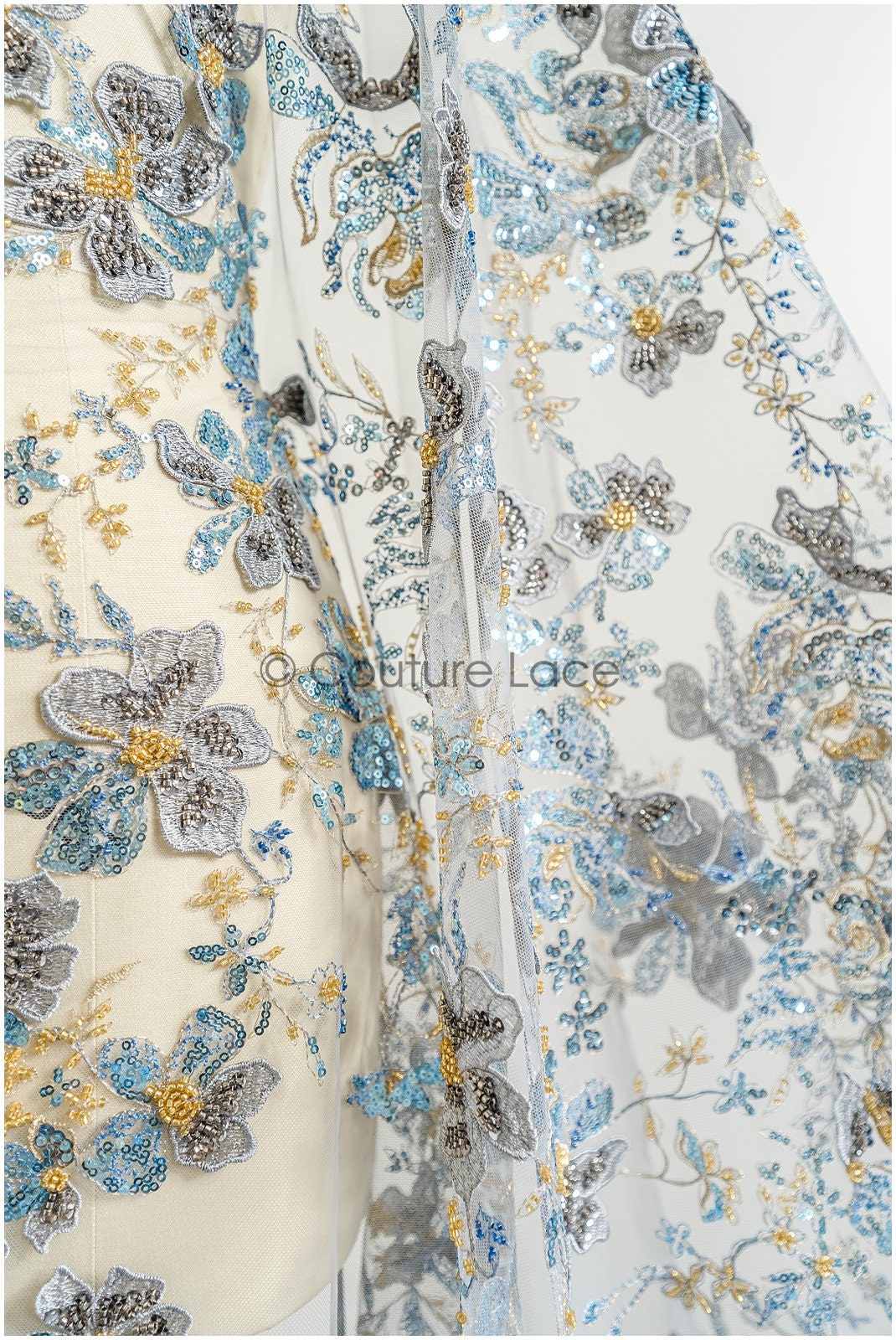 Wunderschöner blau gelber Spitzenstoff mit Blumen, Couture Spitzenstoff mit Perlen und Pailletten, blau goldfarbener Spitzenstoff// L22-483