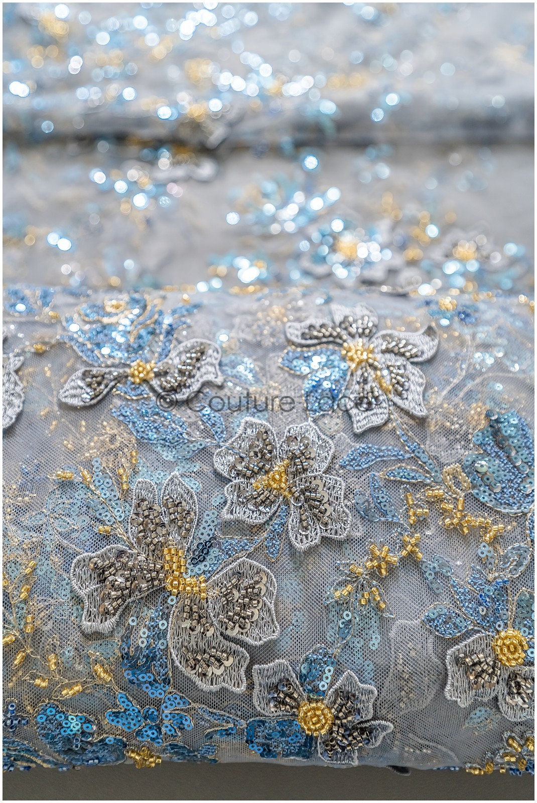Wunderschöner blau gelber Spitzenstoff mit Blumen, Couture Spitzenstoff mit Perlen und Pailletten, blau goldfarbener Spitzenstoff// L22-483