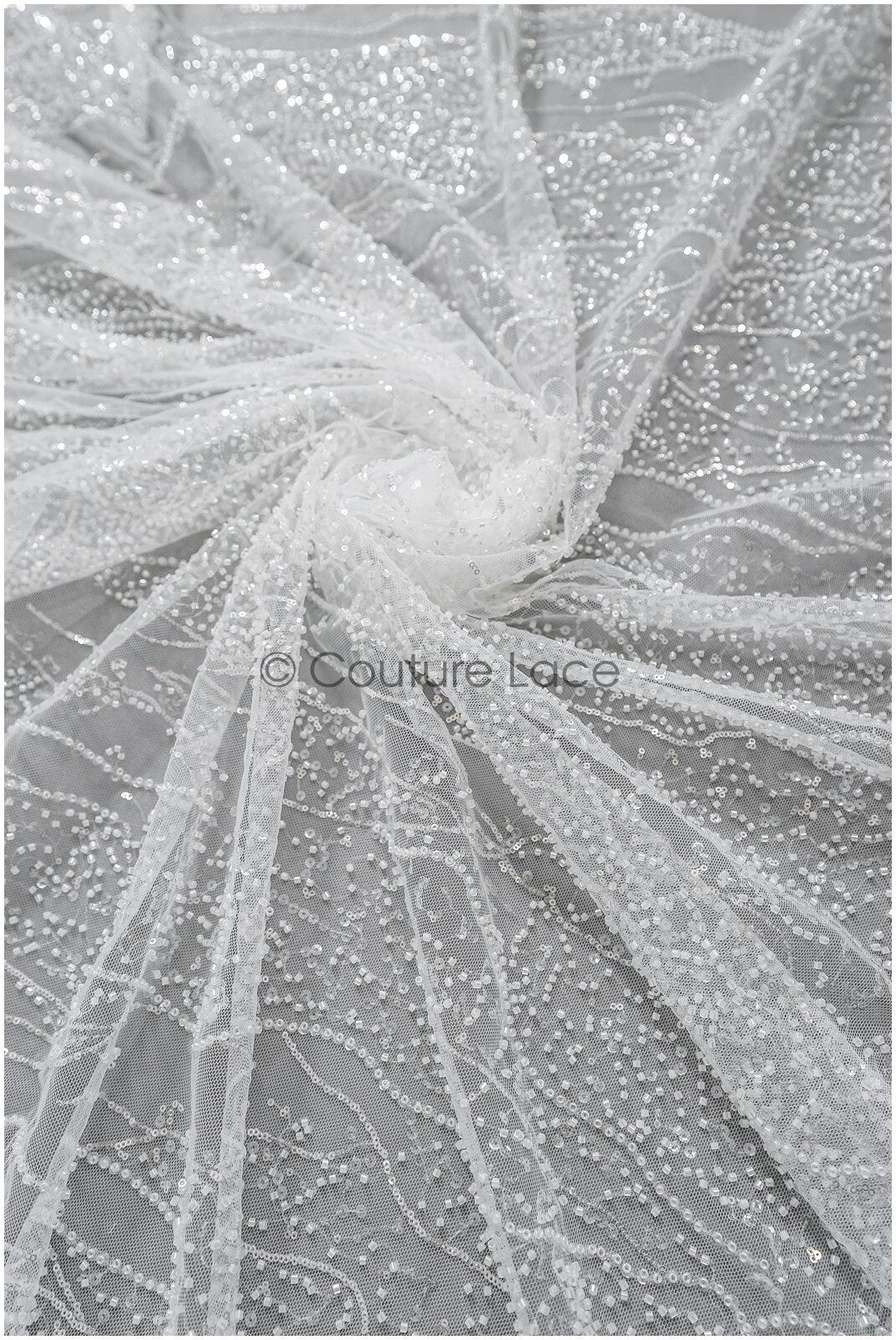 Wunderschöner Perlen Spitzenstoff mit Linien/ Couture Spitzenstoff mit Perlen & Pailletten/ Brautspitze// L22-459