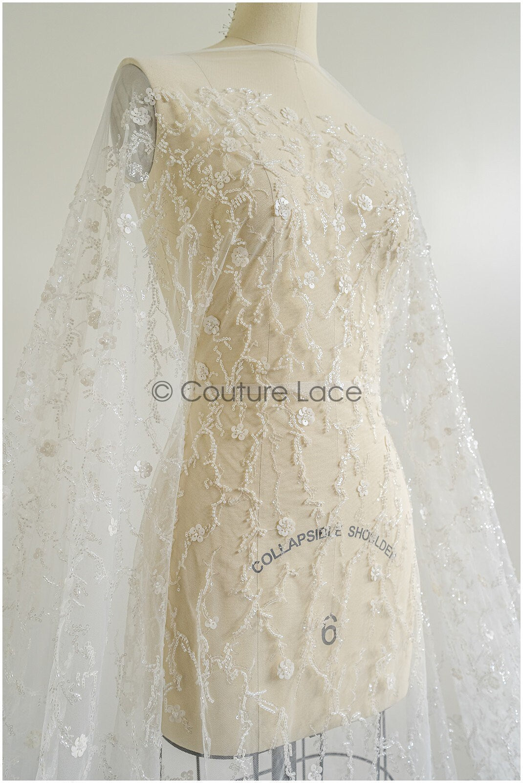 Wunderschöner Spitzenstoff mit Linien/ Couture Spitzenstoff mit Perlen & Pailletten/ Brautspitze mit Ästen & Linien// L22-461