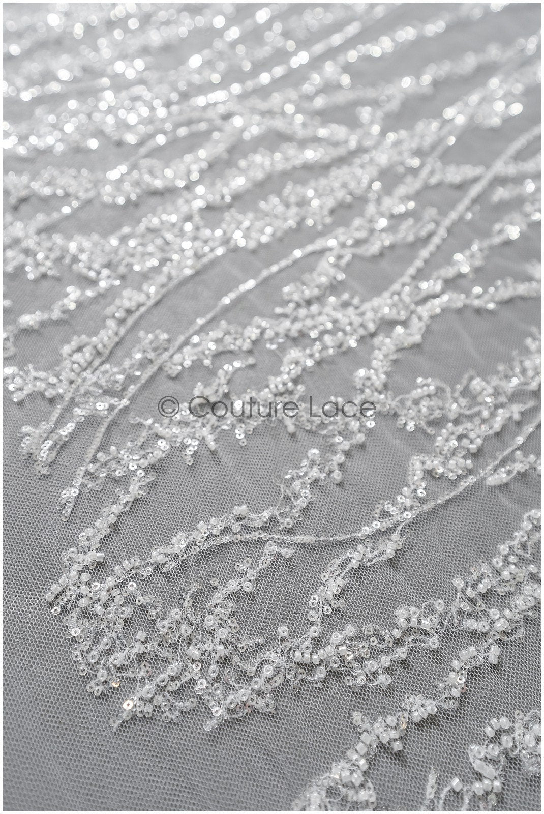 Wunderschöner Perlen Spitzenstoff mit Linien/ Couture Spitzenstoff mit Perlen & Pailletten/ Brautspitze Off-White// L22-467