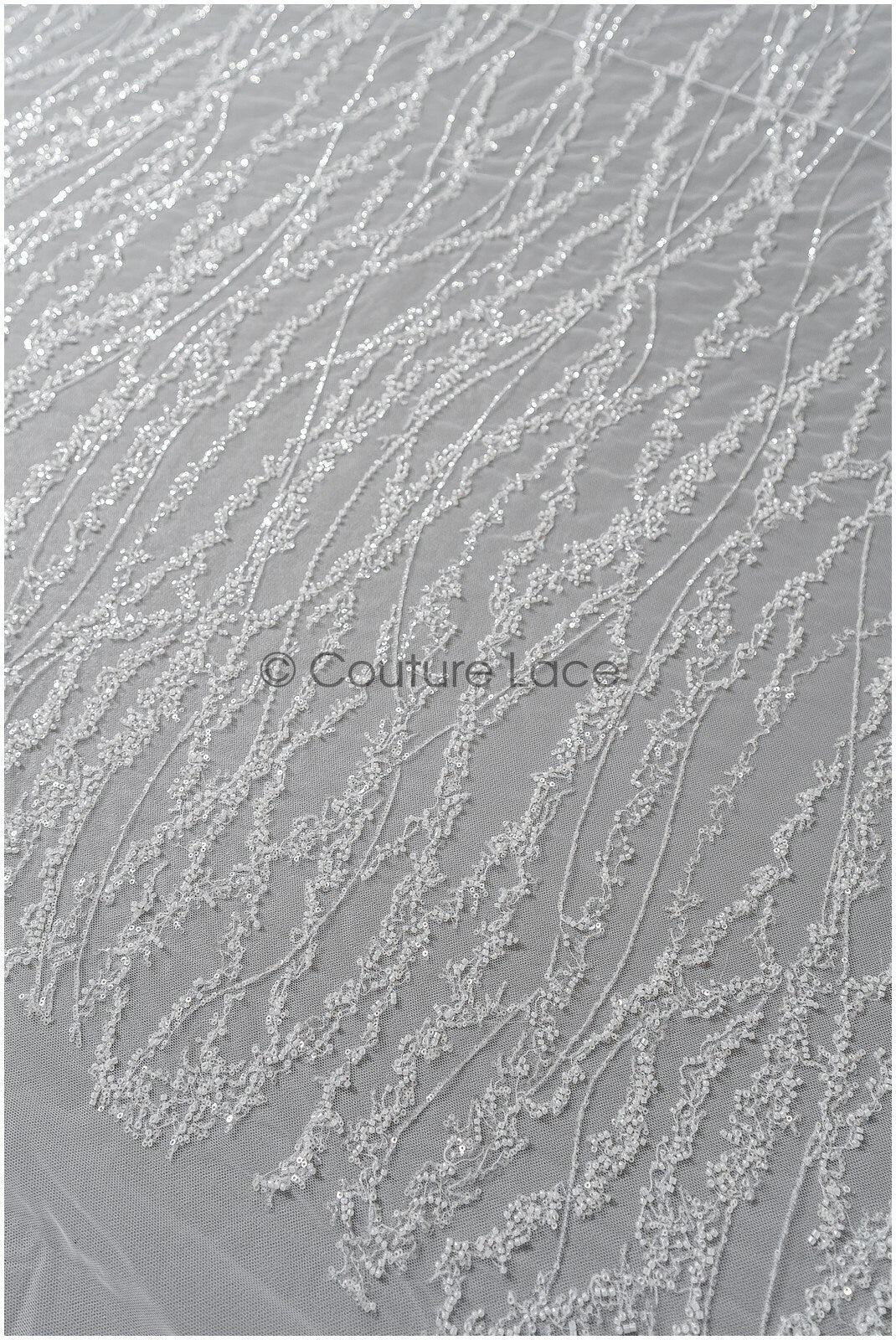 Wunderschöner Perlen Spitzenstoff mit Linien/ Couture Spitzenstoff mit Perlen & Pailletten/ Brautspitze Off-White// L22-467