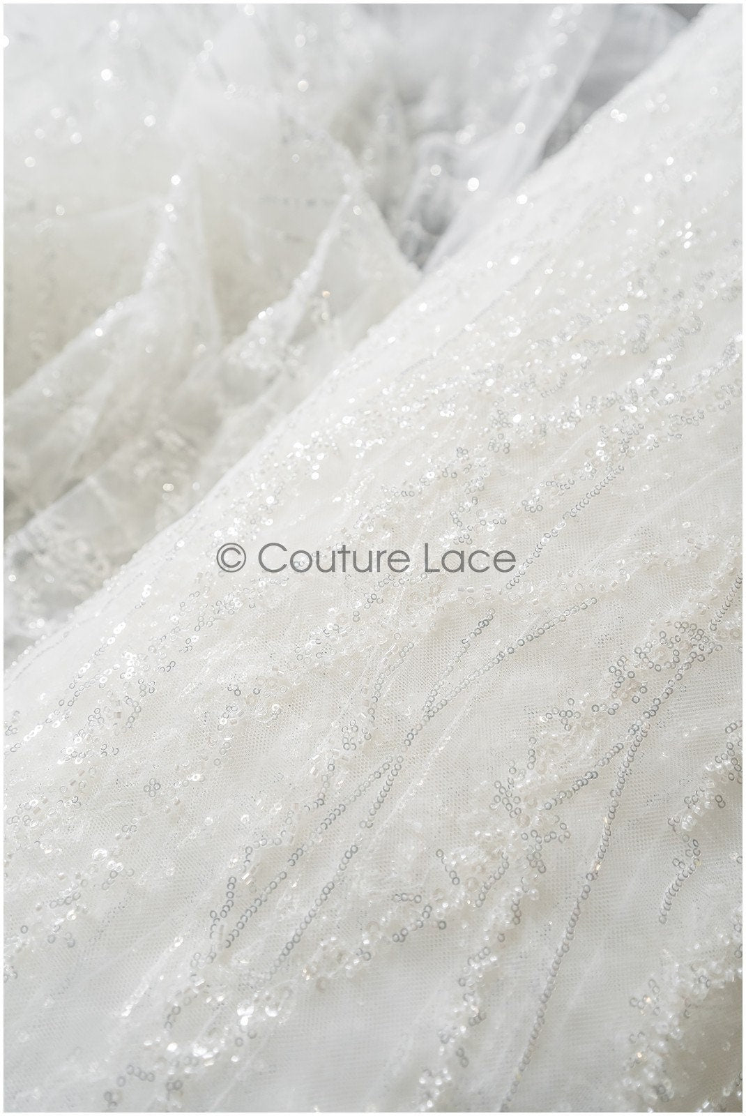 Wunderschöner Perlen Spitzenstoff mit Linien/ Couture Spitzenstoff mit Perlen & Pailletten/ Brautspitze Off-White// L22-467